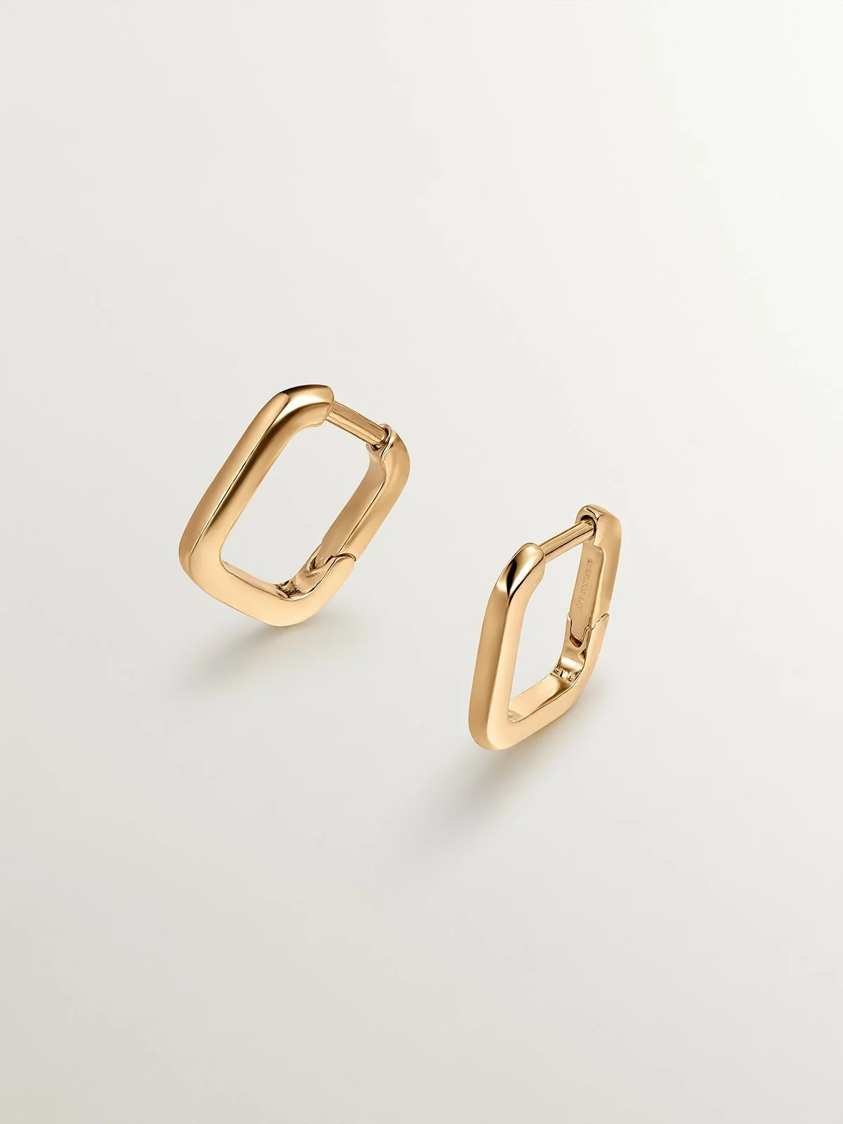 Pendientes de aro cuadrados en plata 925 bañada en oro amarillo de 18K