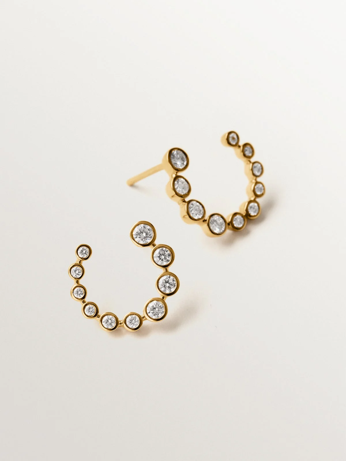Pendientes de aro de oro amarillo de 9K con diamantes - Image 3