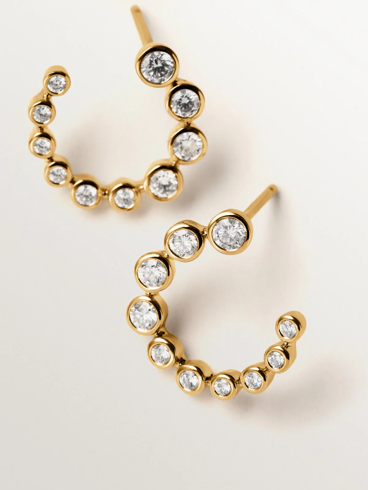 Pendientes de aro de oro amarillo de 9K con diamantes - Image 5