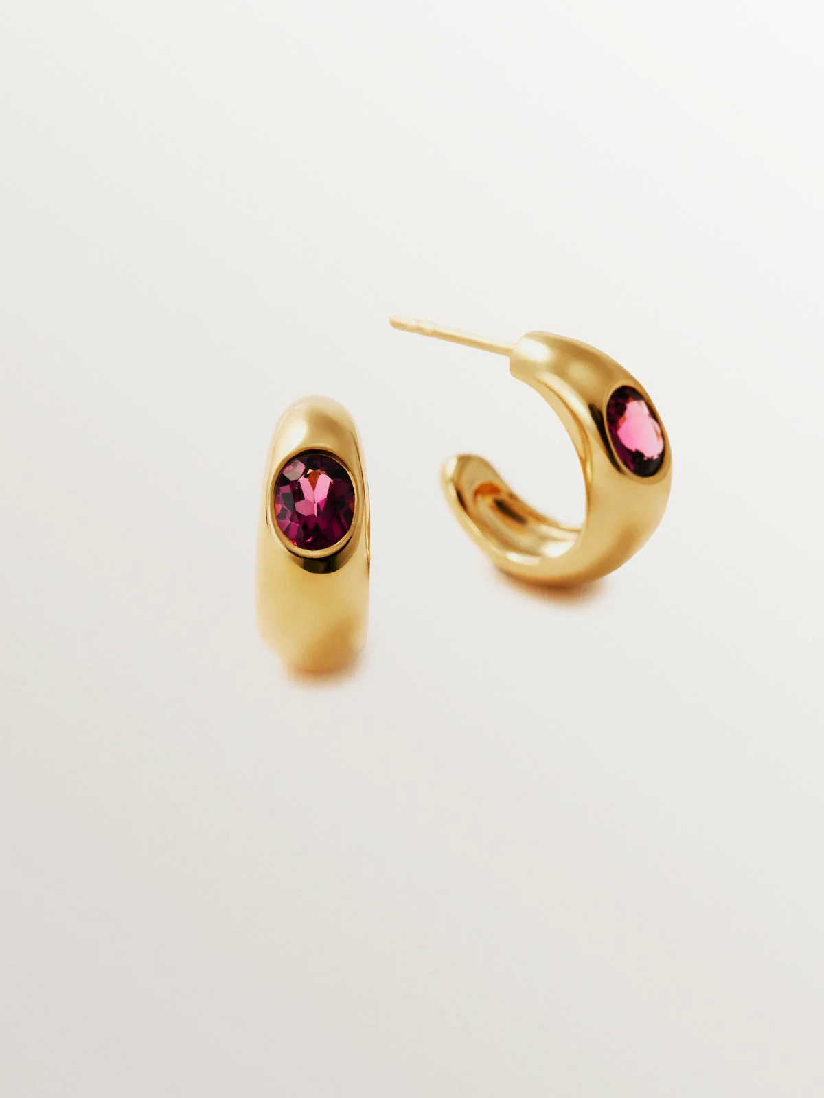 Pendientes de aro de plata 925 bañada en oro amarillo de 18K con 2 rodolitas rojas