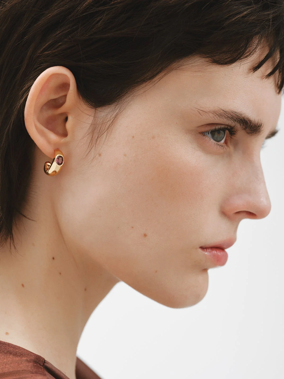 Pendientes de aro de plata 925 bañada en oro amarillo de 18K con 2 rodolitas rojas - Image 2