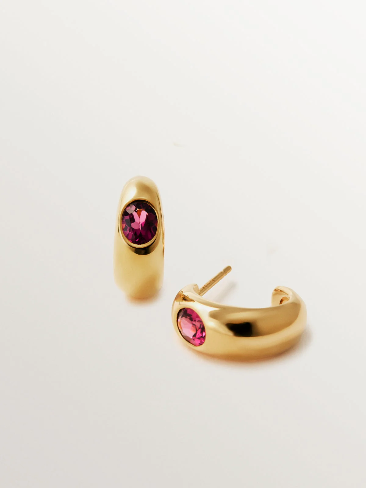 Pendientes de aro de plata 925 bañada en oro amarillo de 18K con 2 rodolitas rojas - Image 3