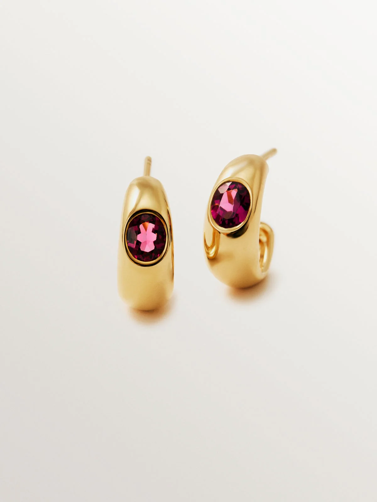 Pendientes de aro de plata 925 bañada en oro amarillo de 18K con 2 rodolitas rojas - Image 5