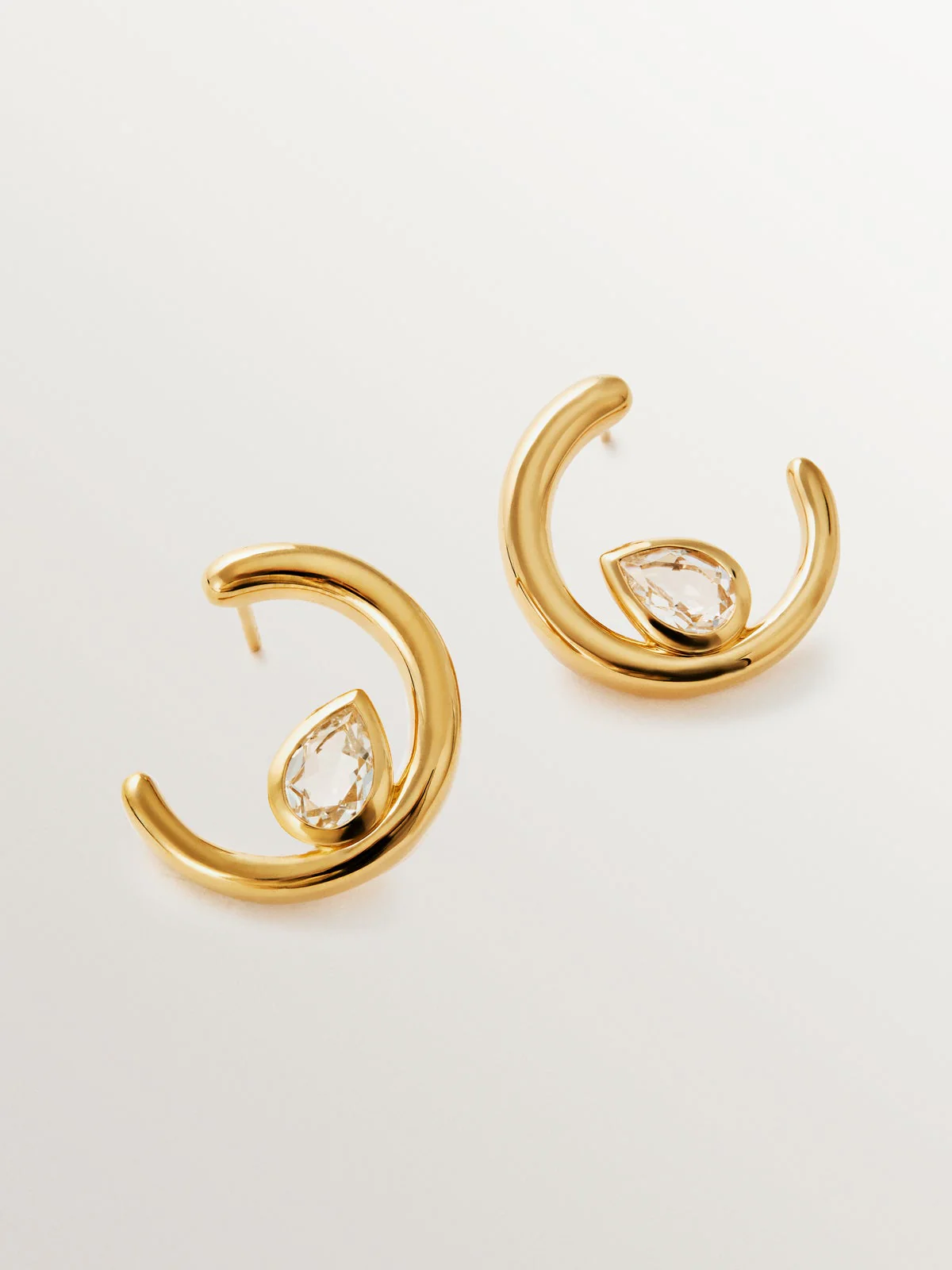 Pendientes de aro de plata 925 bañada en oro amarillo de 18K con 2 topacios blancos