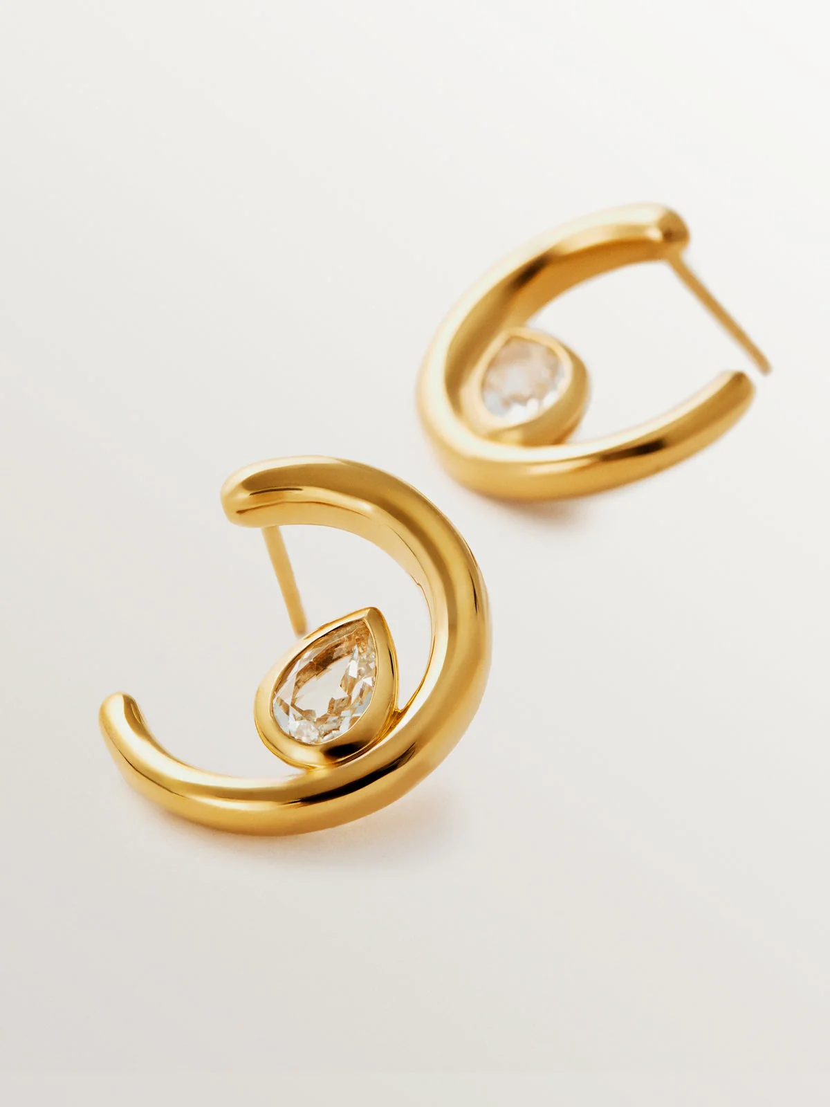 Pendientes de aro de plata 925 bañada en oro amarillo de 18K con 2 topacios blancos - Image 3