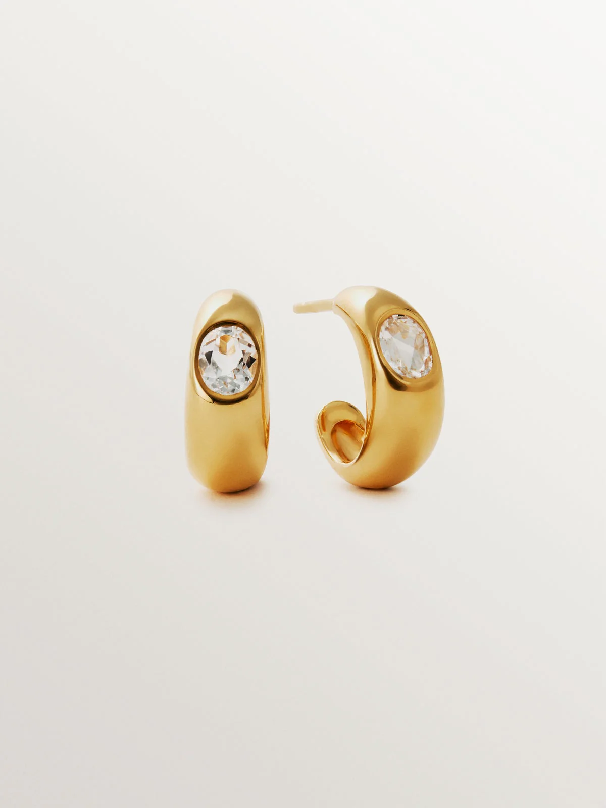 Pendientes de aro de plata 925 bañada en oro amarillo de 18K con 2 topacios blancos