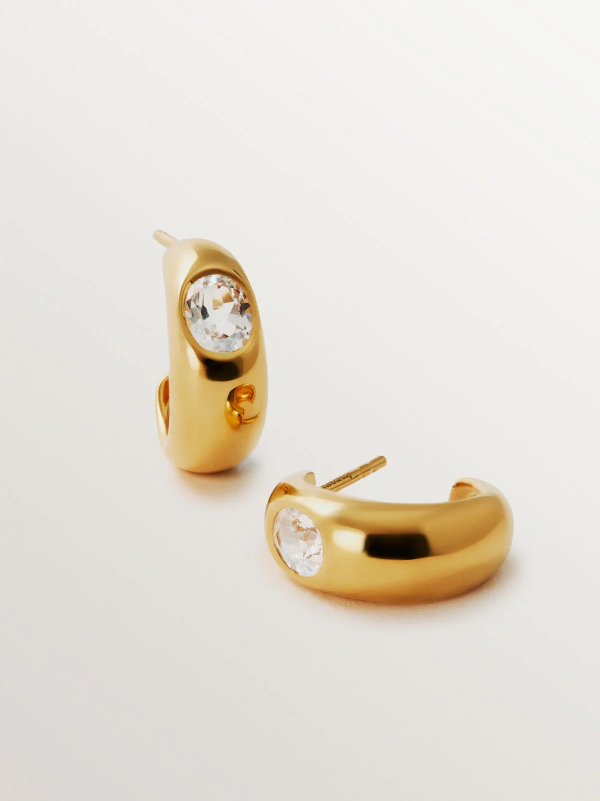 Pendientes de aro de plata 925 bañada en oro amarillo de 18K con 2 topacios blancos - Image 2