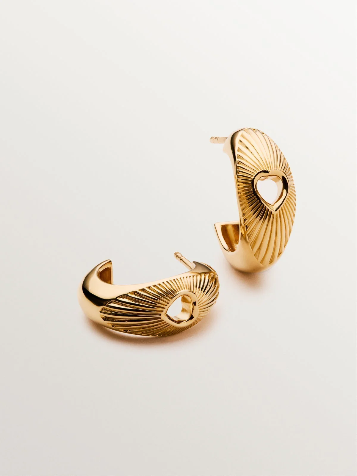 Pendientes de aro de plata 925 bañada en oro amarillo de 18K con corazón y textura guilloché - Image 3