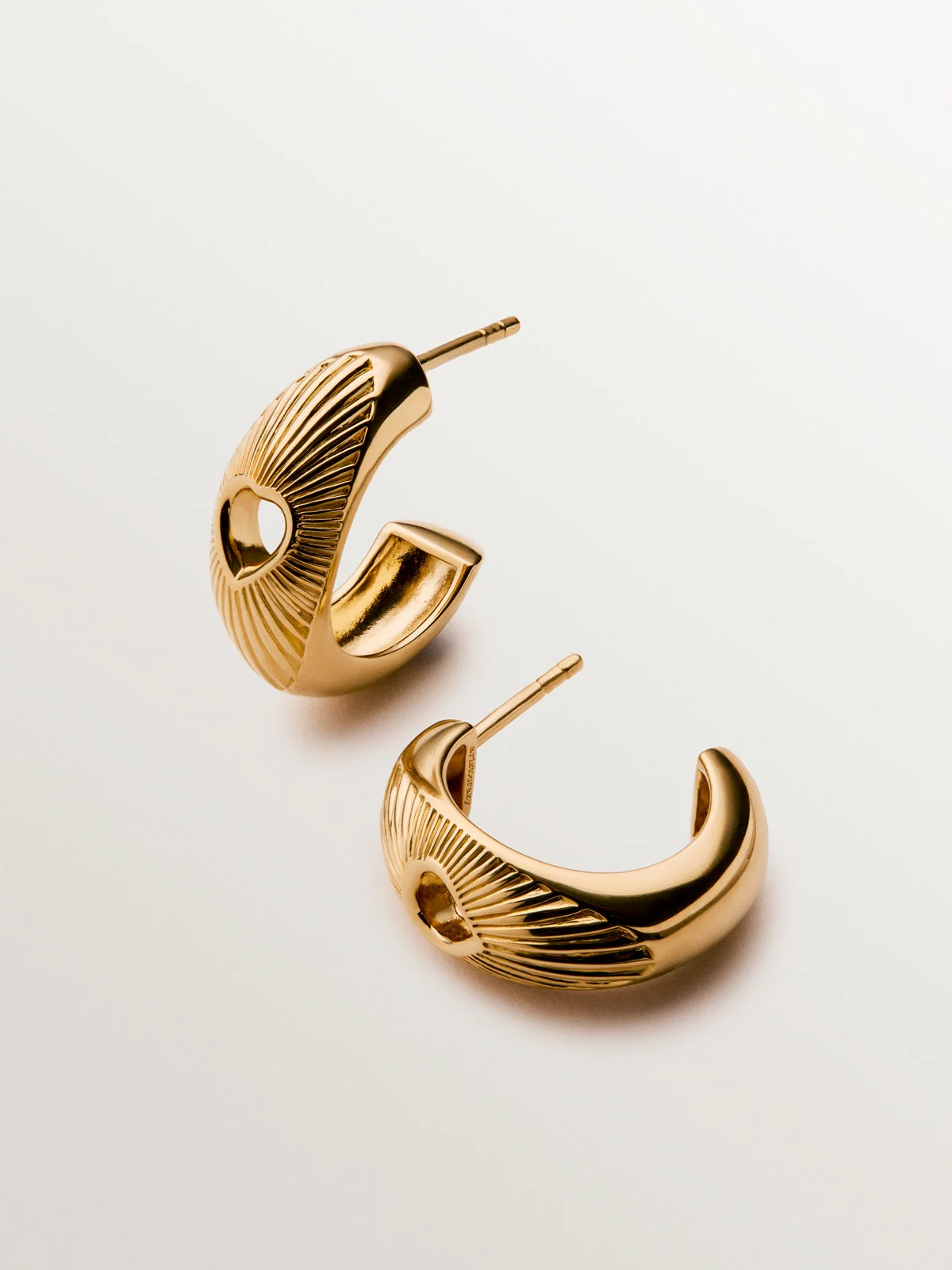 Pendientes de aro de plata 925 bañada en oro amarillo de 18K con corazón y textura guilloché - Image 5