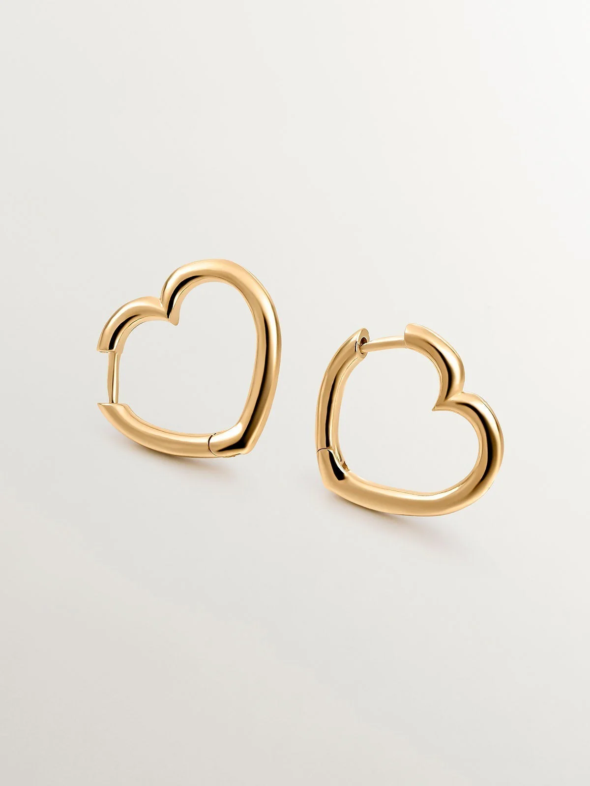 Pendientes de aro de plata 925 bañada en oro amarillo de 18K con forma de corazón