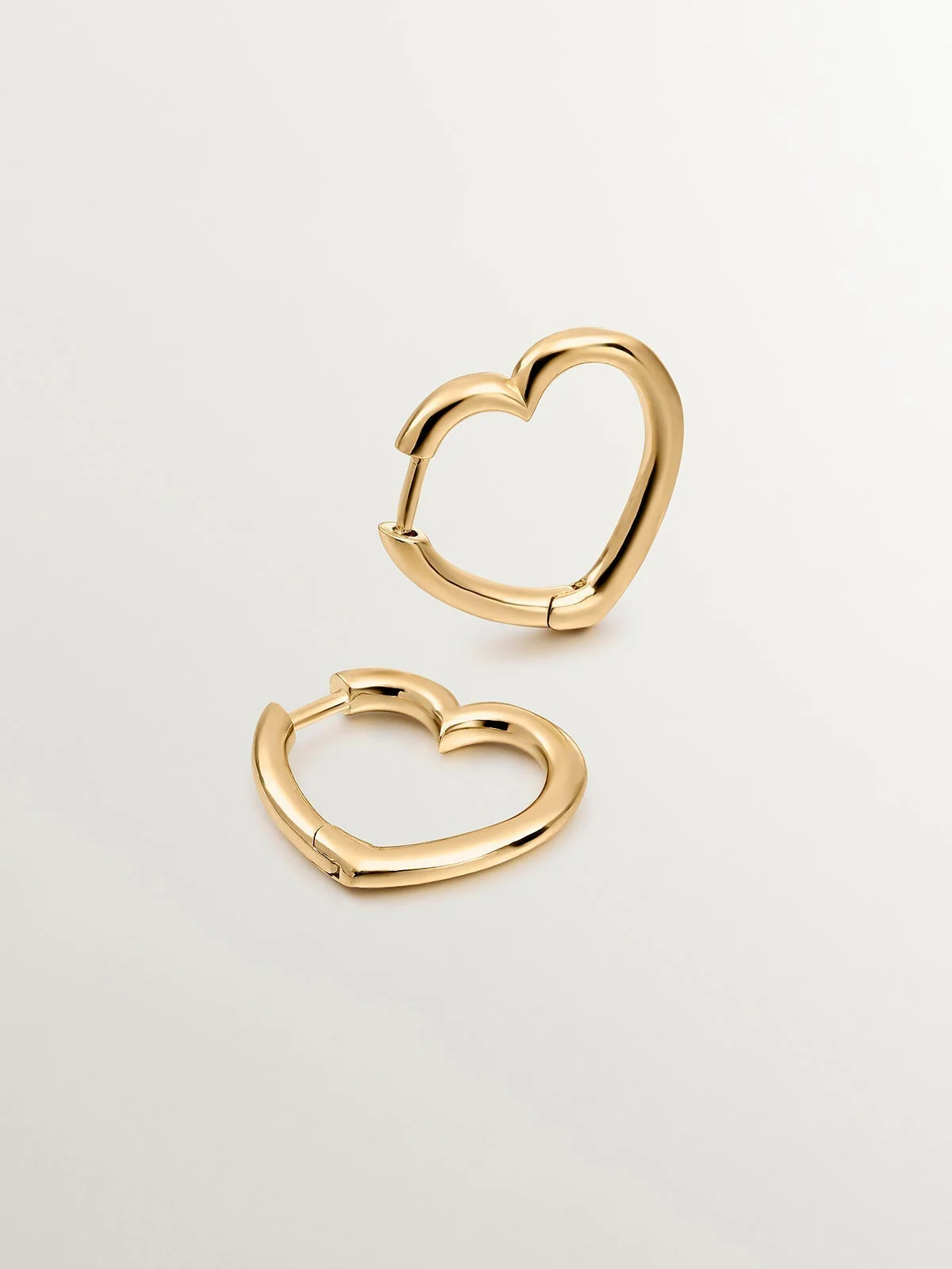 Pendientes de aro de plata 925 bañada en oro amarillo de 18K con forma de corazón - Image 3