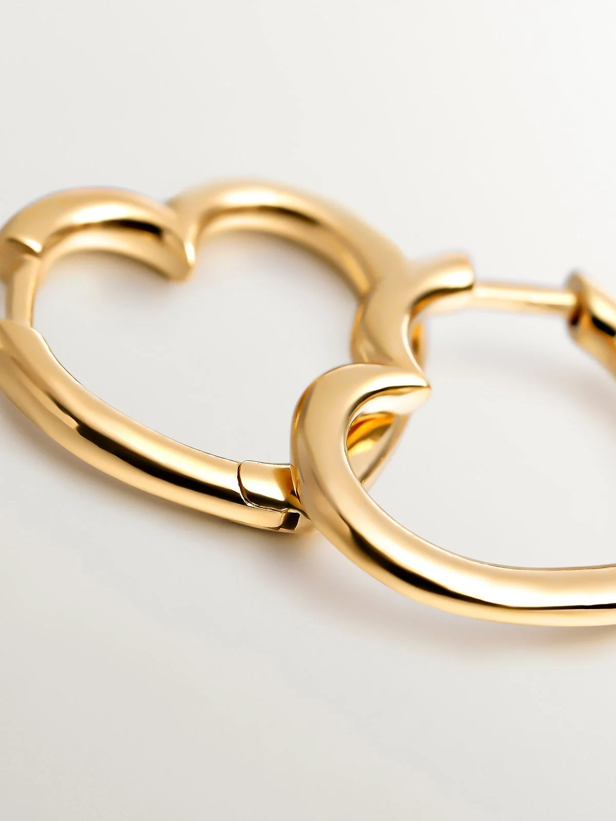 Pendientes de aro de plata 925 bañada en oro amarillo de 18K con forma de corazón - Image 5