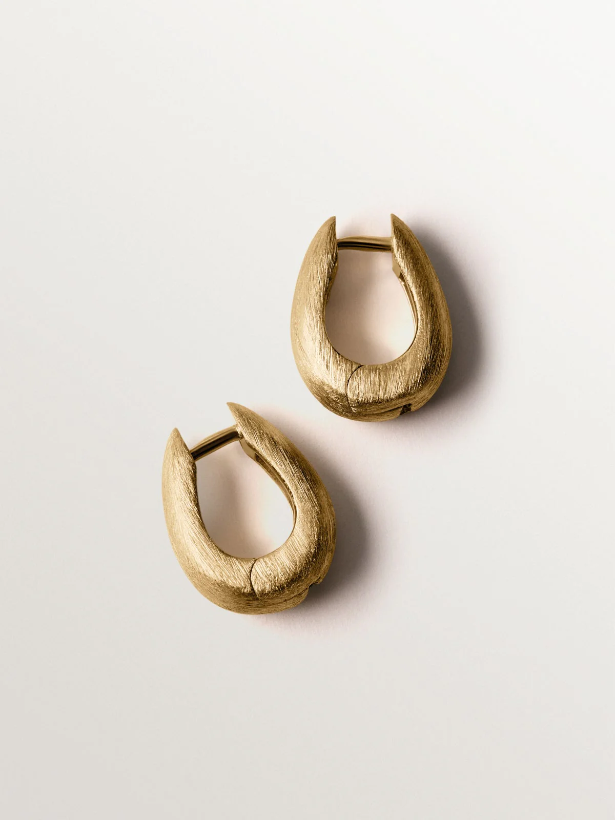 Pendientes de aro de plata 925 bañada en oro amarillo de 18K con forma ovalada - Image 3