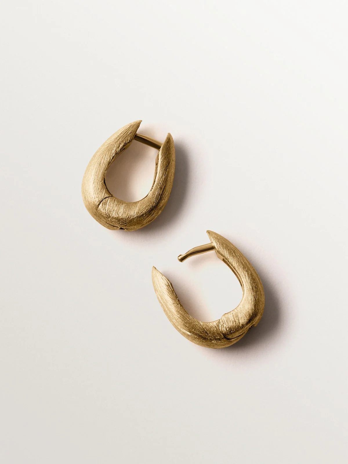 Pendientes de aro de plata 925 bañada en oro amarillo de 18K con forma ovalada - Image 5