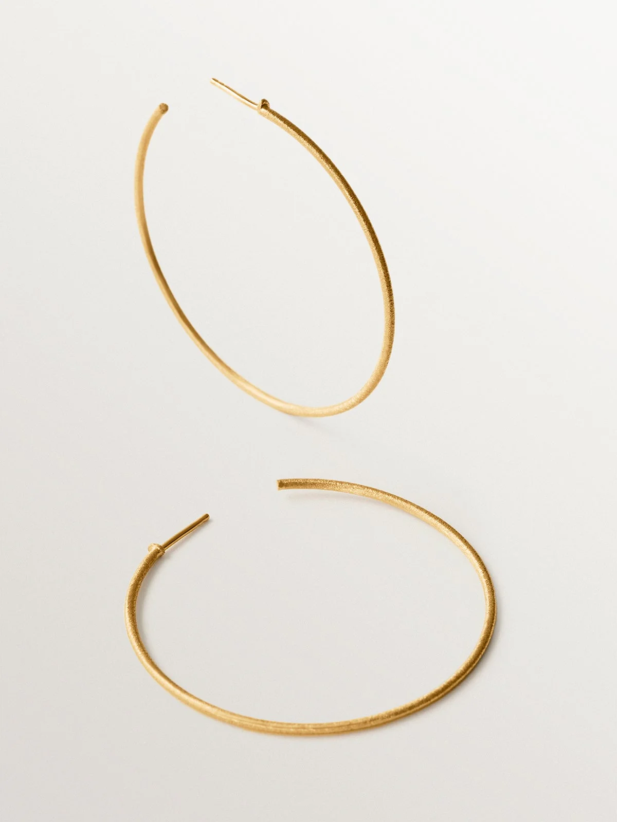 Pendientes de aro de plata 925 bañada en oro amarillo de 18K con textura