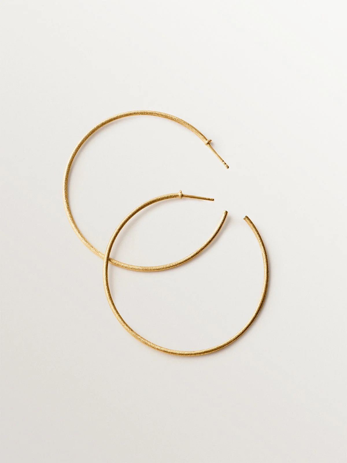 Pendientes de aro de plata 925 bañada en oro amarillo de 18K con textura - Image 3