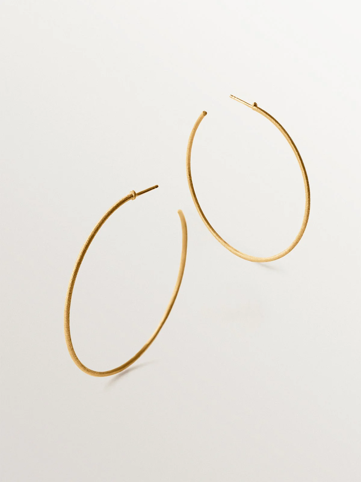 Pendientes de aro de plata 925 bañada en oro amarillo de 18K con textura - Image 5