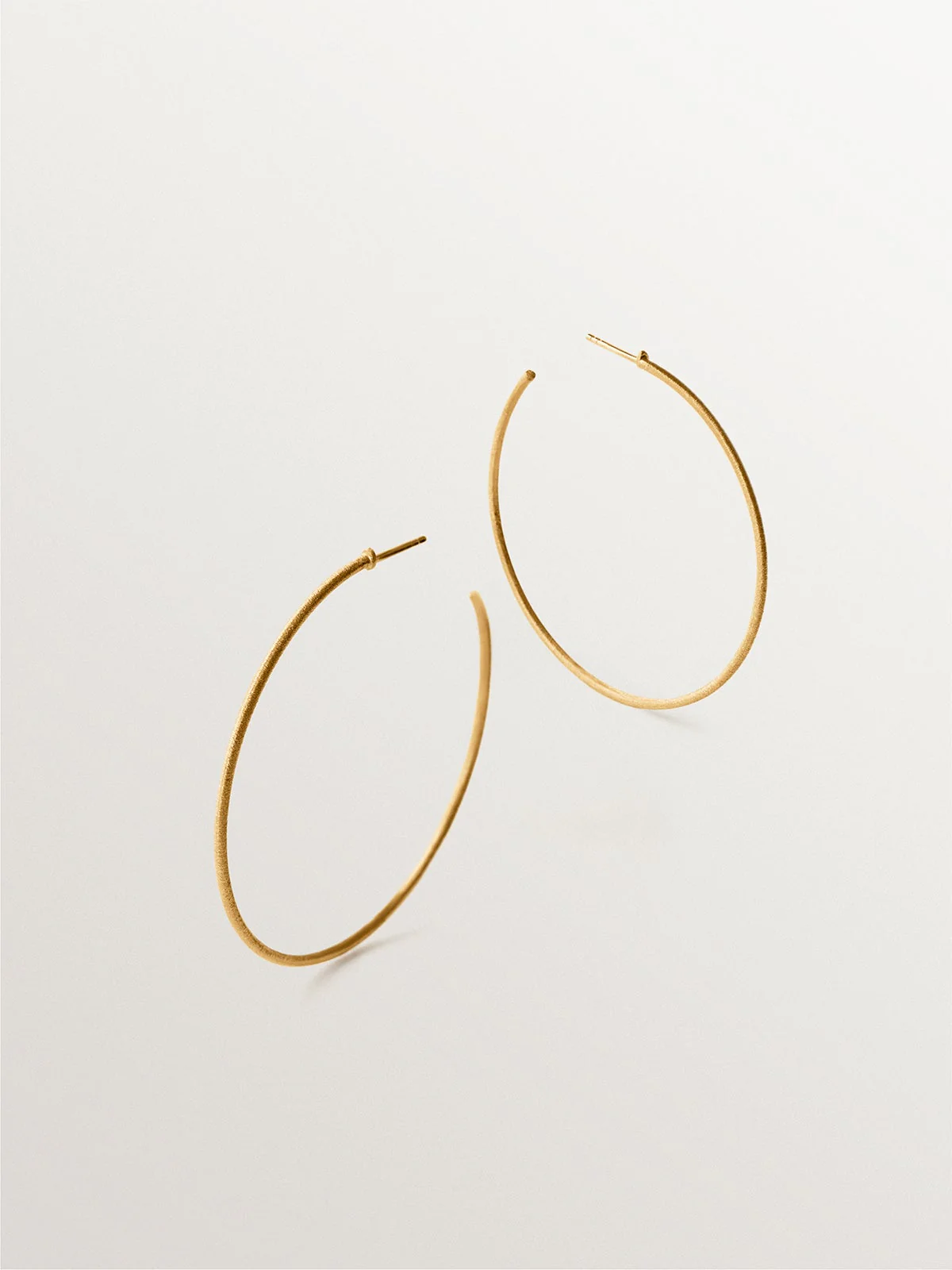 Pendientes de aro de plata 925 bañada en oro amarillo de 18K con textura