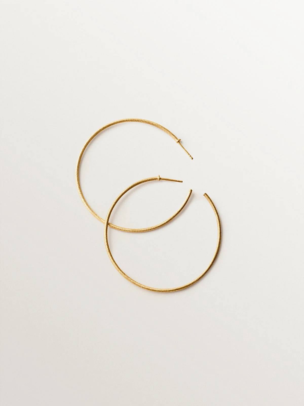 Pendientes de aro de plata 925 bañada en oro amarillo de 18K con textura - Image 3