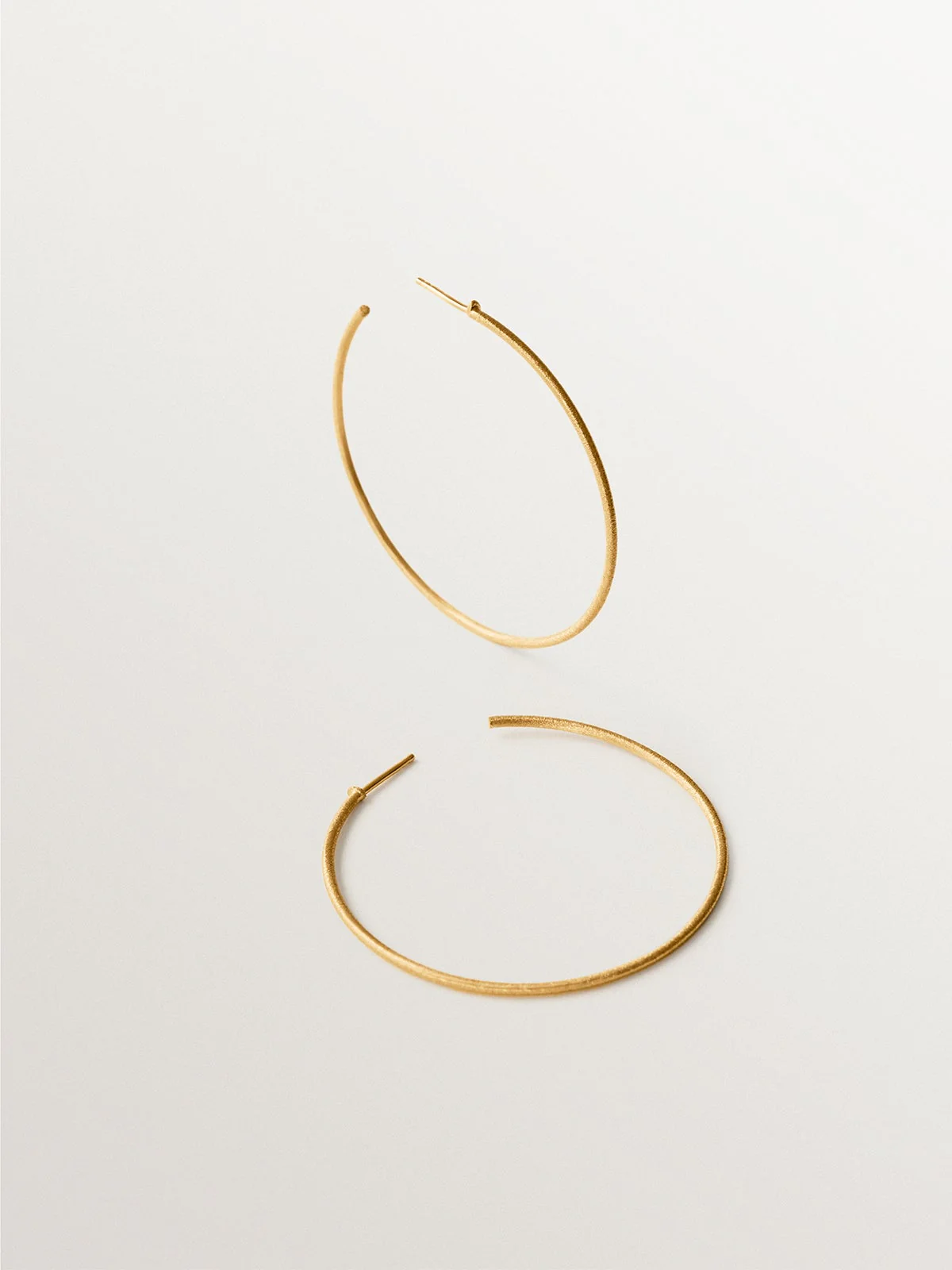 Pendientes de aro de plata 925 bañada en oro amarillo de 18K con textura - Image 5