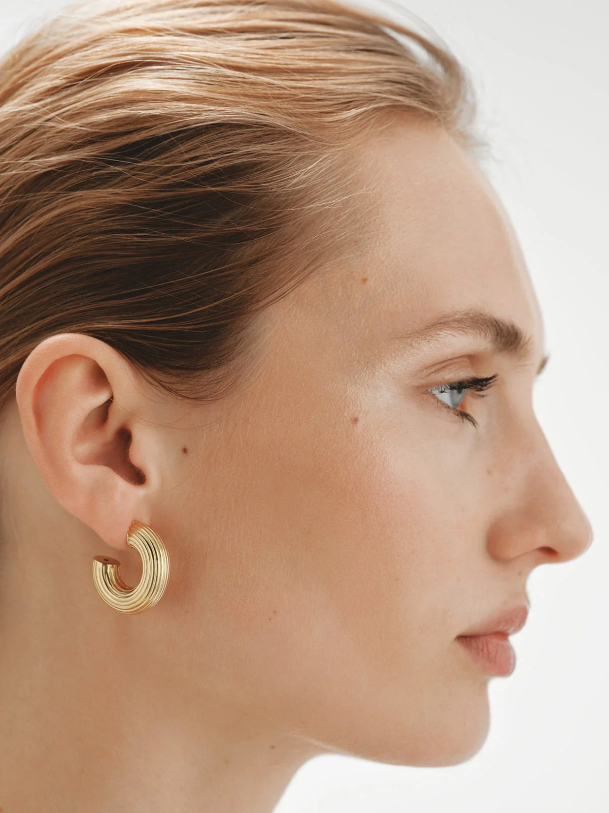 Pendientes de aro de plata 925 bañada en oro amarillo de 18K con textura - Image 2