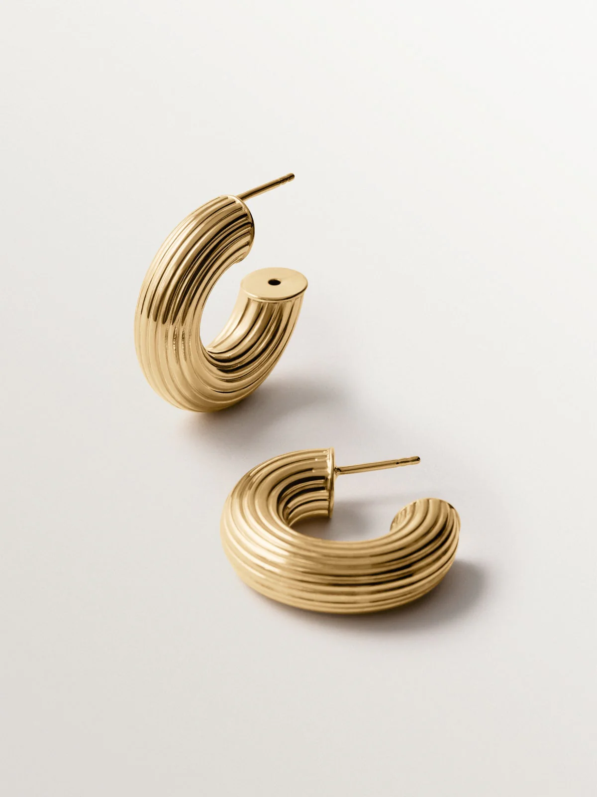 Pendientes de aro de plata 925 bañada en oro amarillo de 18K con textura - Image 3