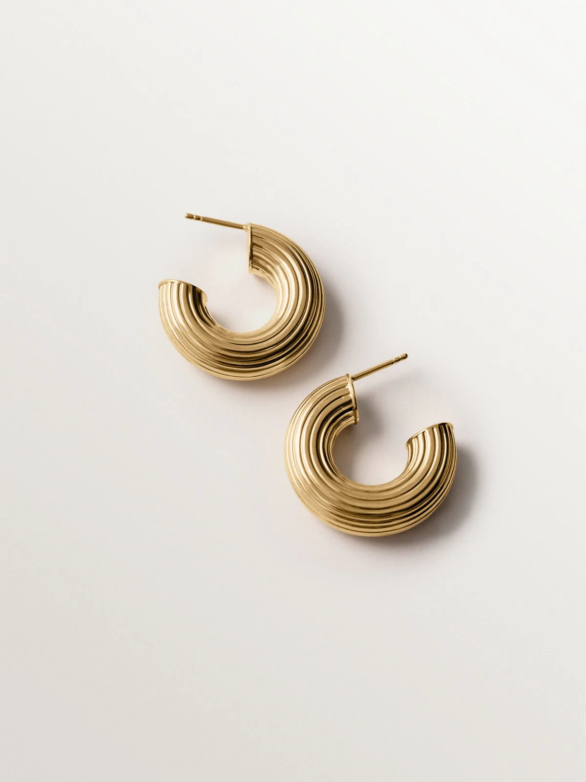 Pendientes de aro de plata 925 bañada en oro amarillo de 18K con textura - Image 5