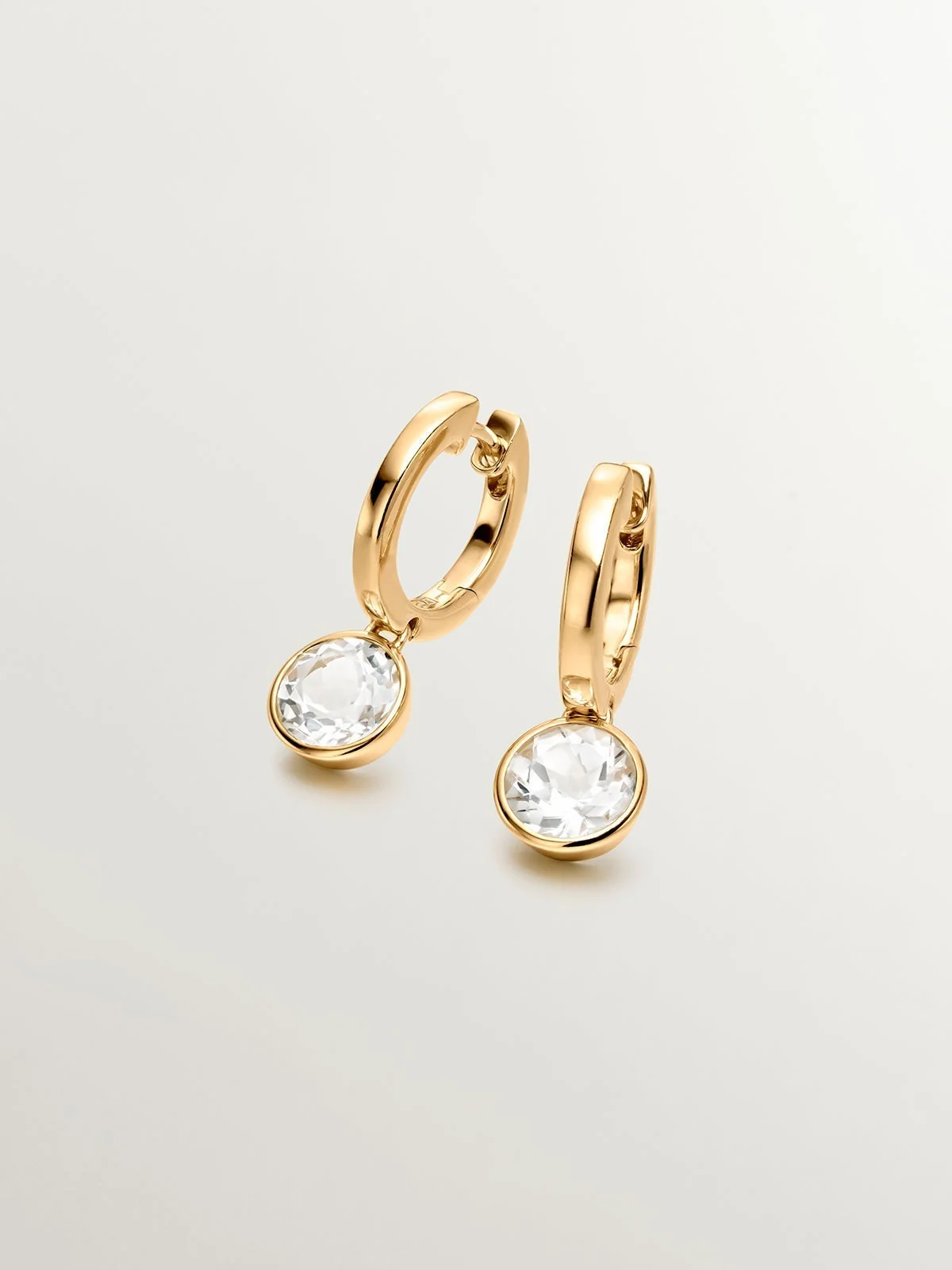 Pendientes de aro de plata 925 bañada en oro amarillo de 18K con topacios blancos
