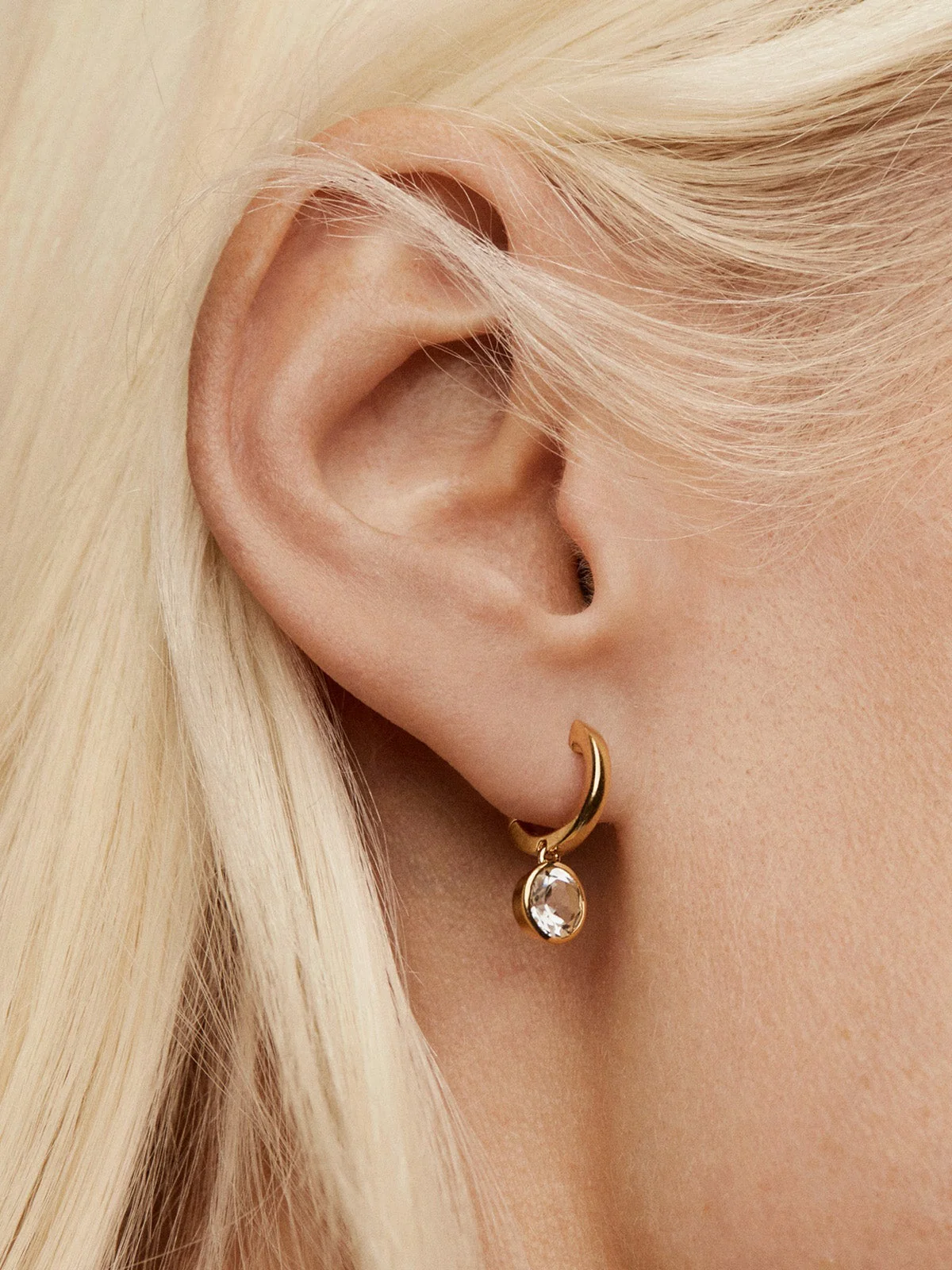 Pendientes de aro de plata 925 bañada en oro amarillo de 18K con topacios blancos - Image 2
