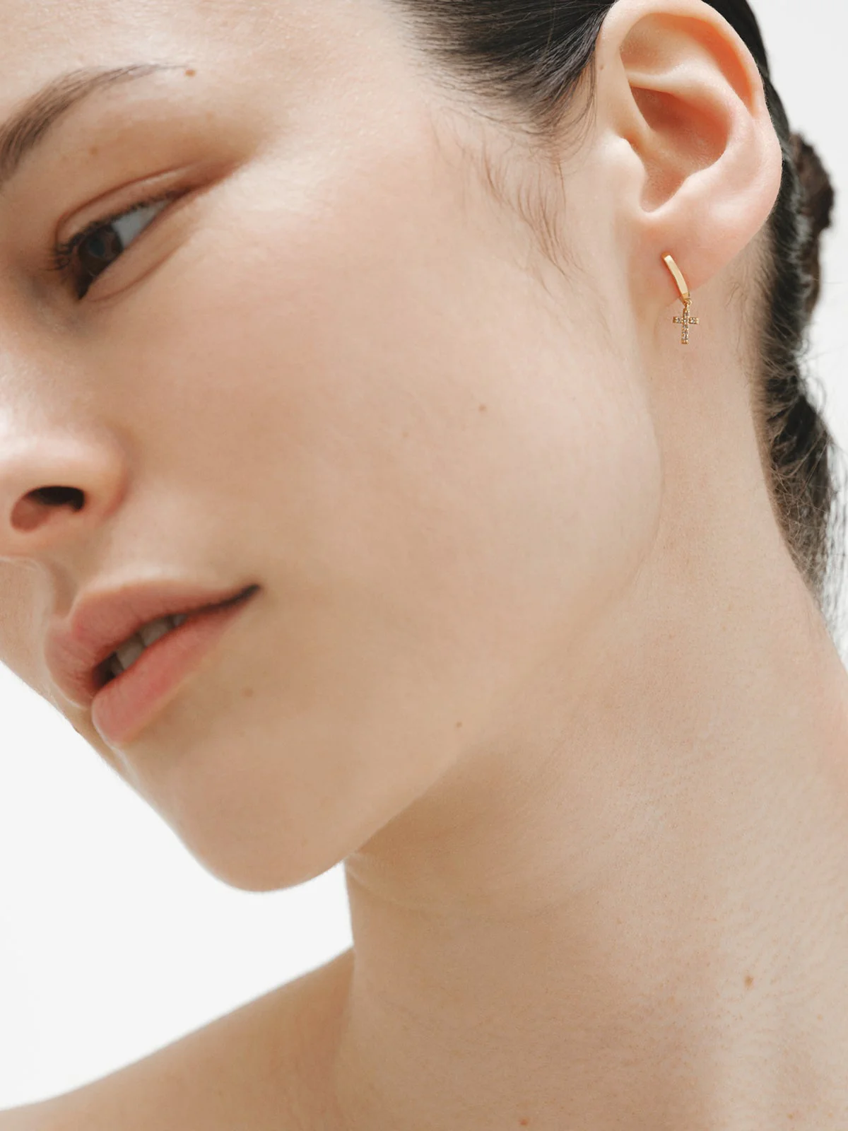 Pendientes de aro de plata 925 bañada en oro amarillo de 18K con topacios blancos y forma de cruz - Image 4