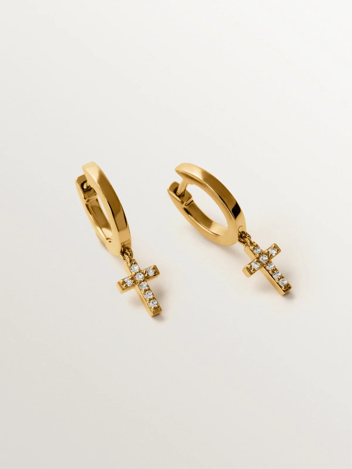 Pendientes de aro de plata 925 bañada en oro amarillo de 18K con topacios blancos y forma de cruz - Image 5