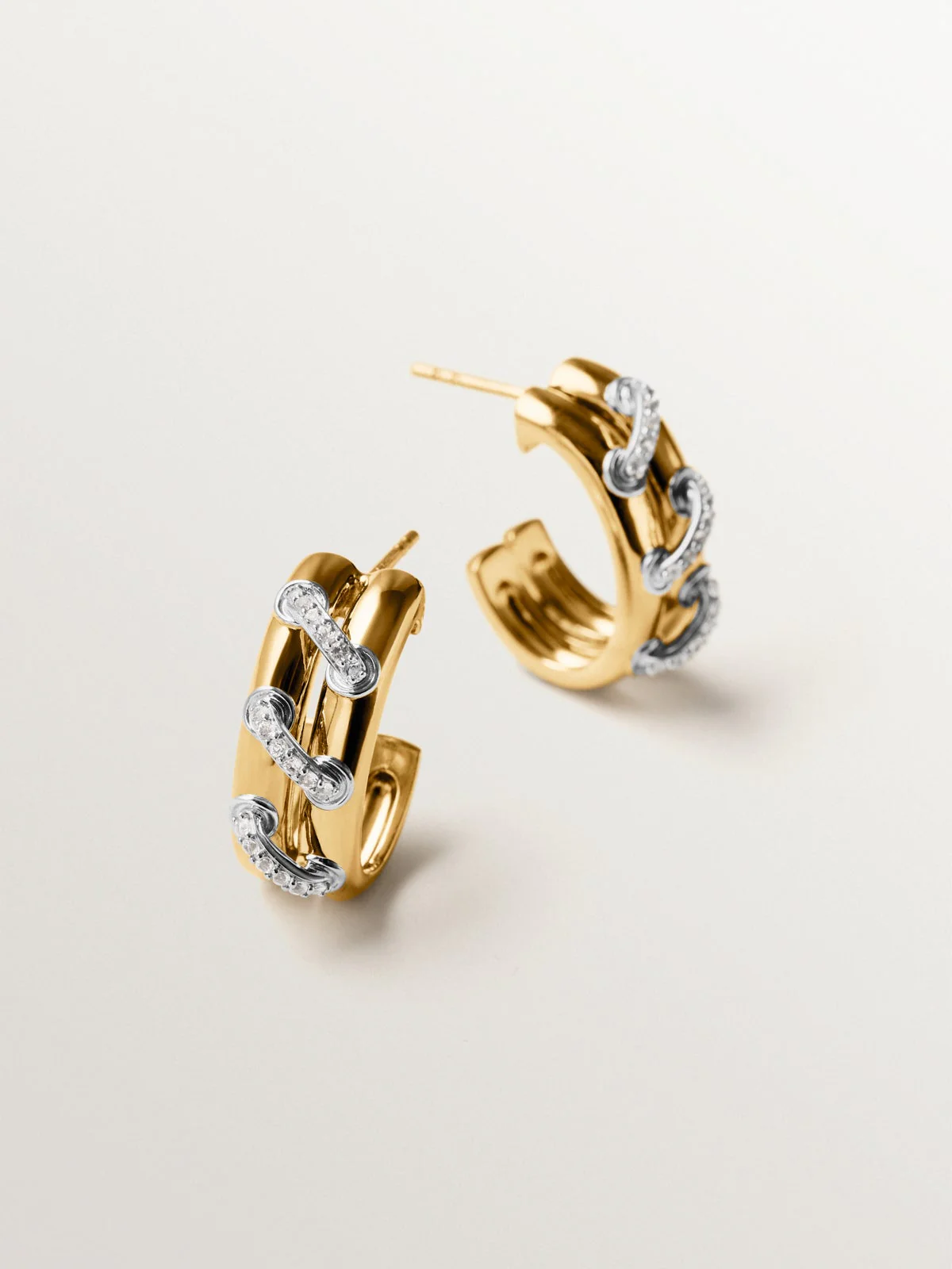 Pendientes de aro de plata 925 bañada en rodio y oro amarillo de 18K con pavé de topacios blancos - Image 3