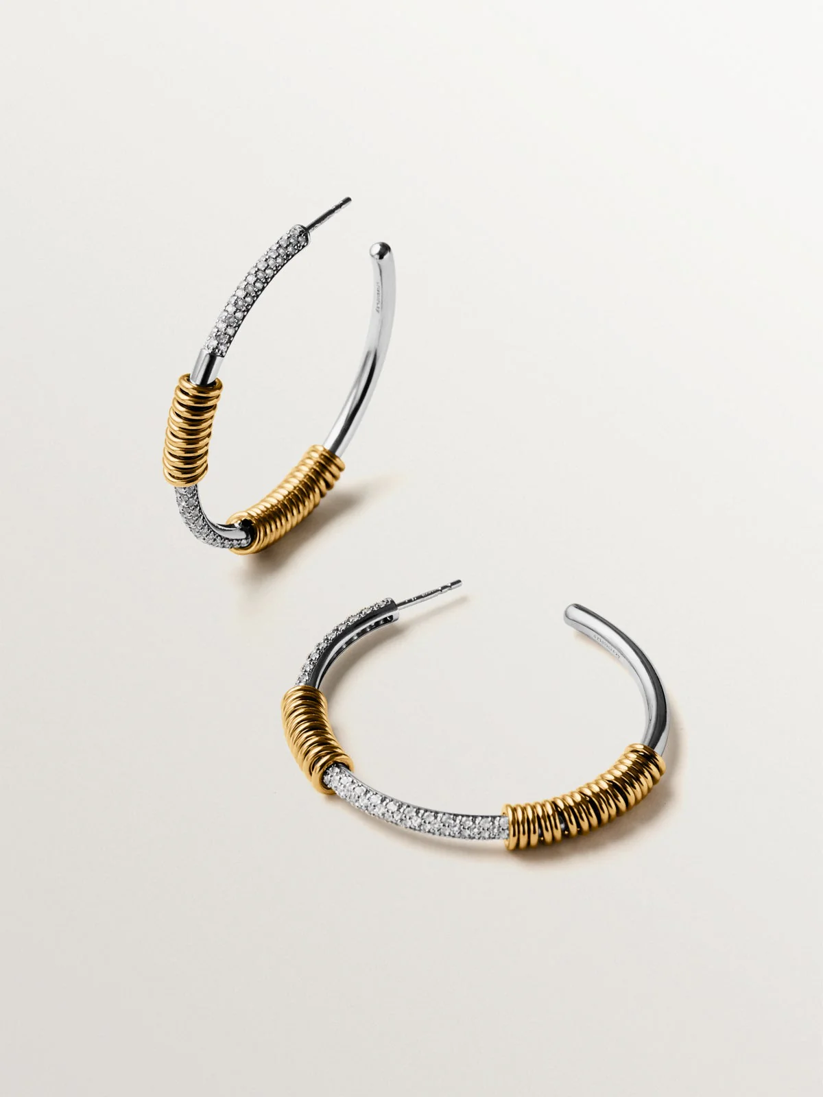 Pendientes de aro de plata 925 bañada en rodio y oro amarillo de 18K con pavé de topacios blancos - Image 3