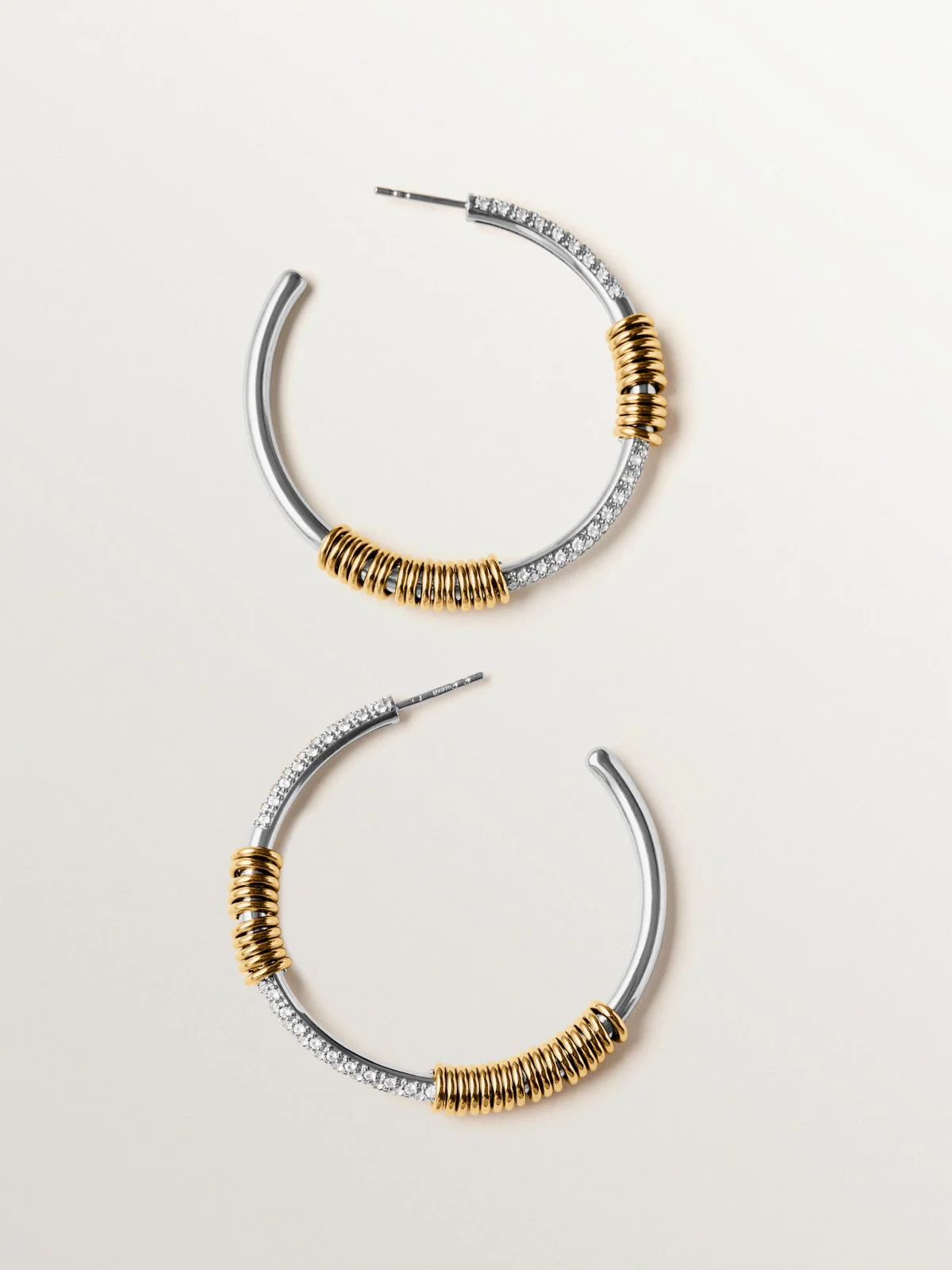 Pendientes de aro de plata 925 bañada en rodio y oro amarillo de 18K con pavé de topacios blancos - Image 5