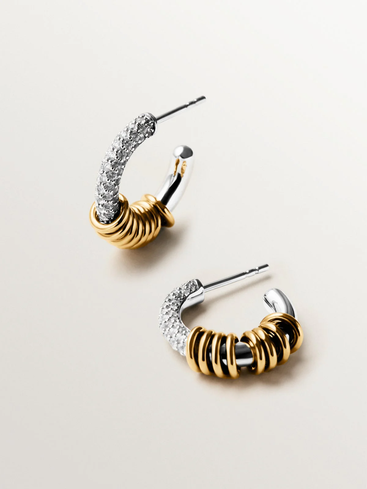 Pendientes de aro de plata 925 bañada en rodio y oro amarillo de 18K con pavé de topacios blancos - Image 3