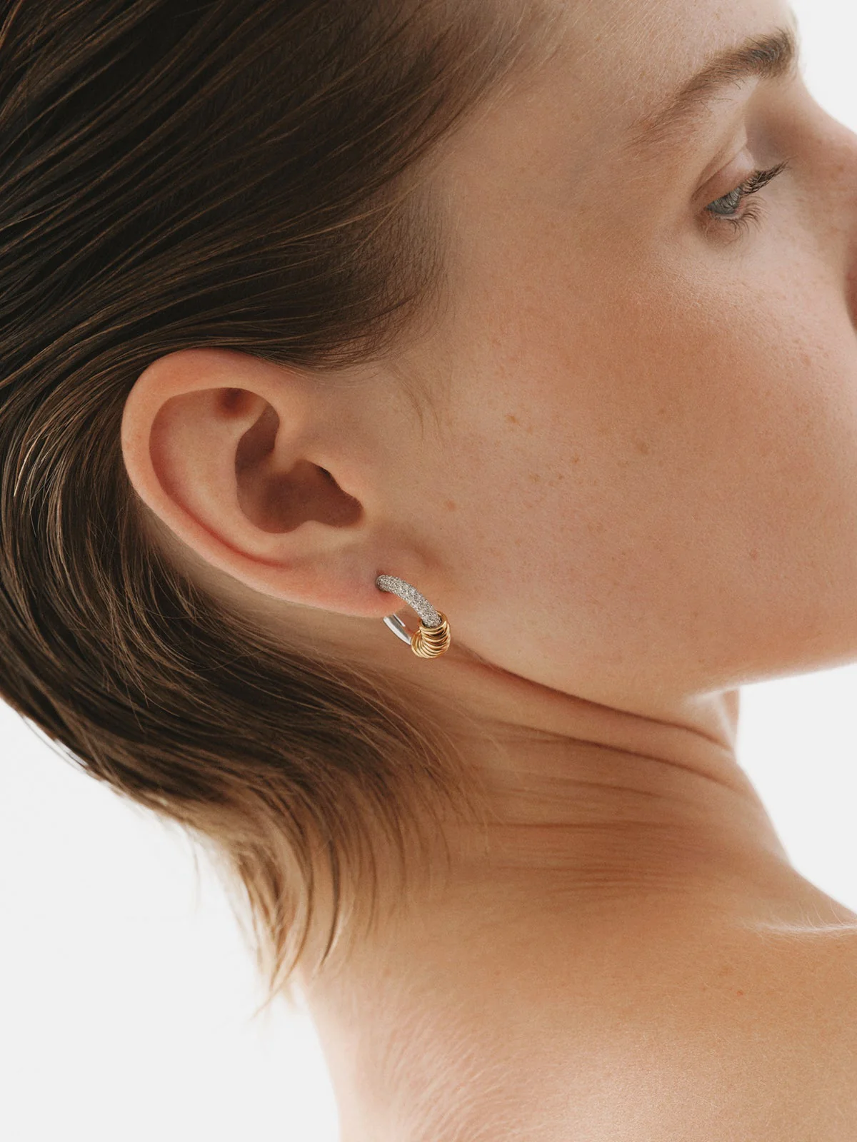 Pendientes de aro de plata 925 bañada en rodio y oro amarillo de 18K con pavé de topacios blancos - Image 4