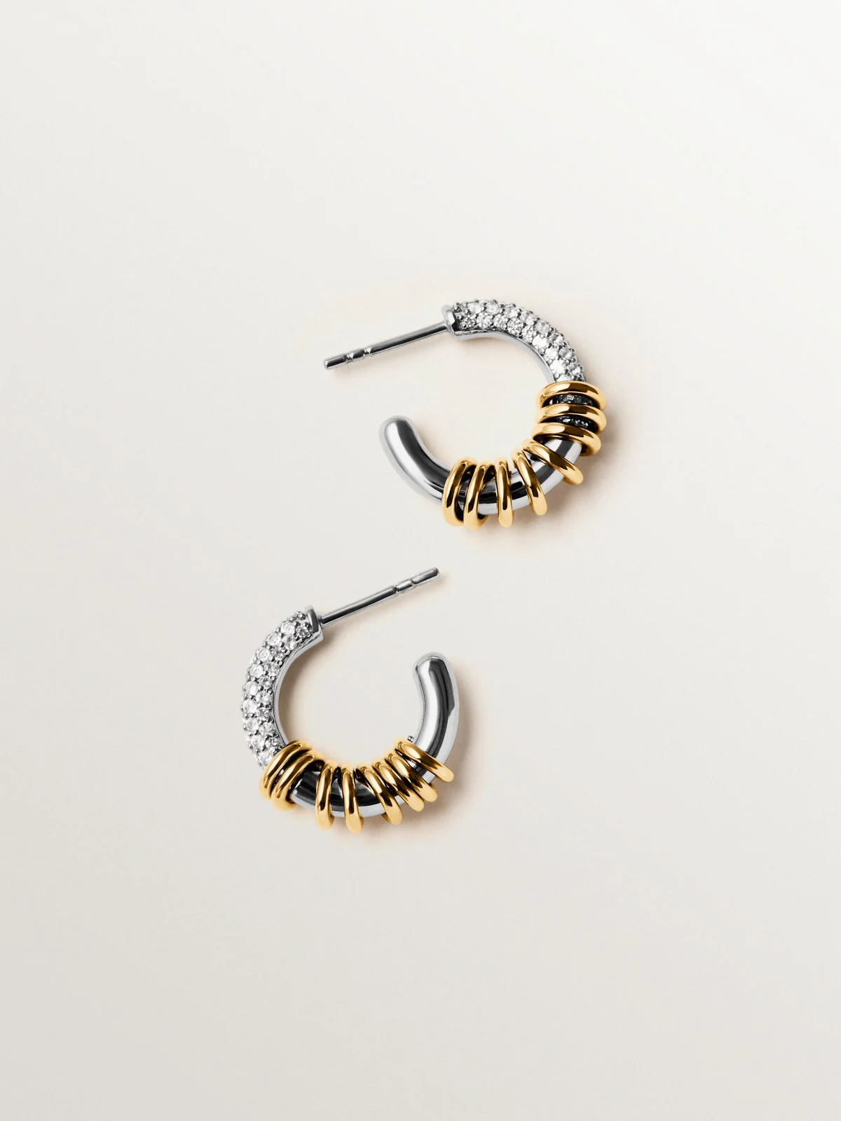 Pendientes de aro de plata 925 bañada en rodio y oro amarillo de 18K con pavé de topacios blancos - Image 5