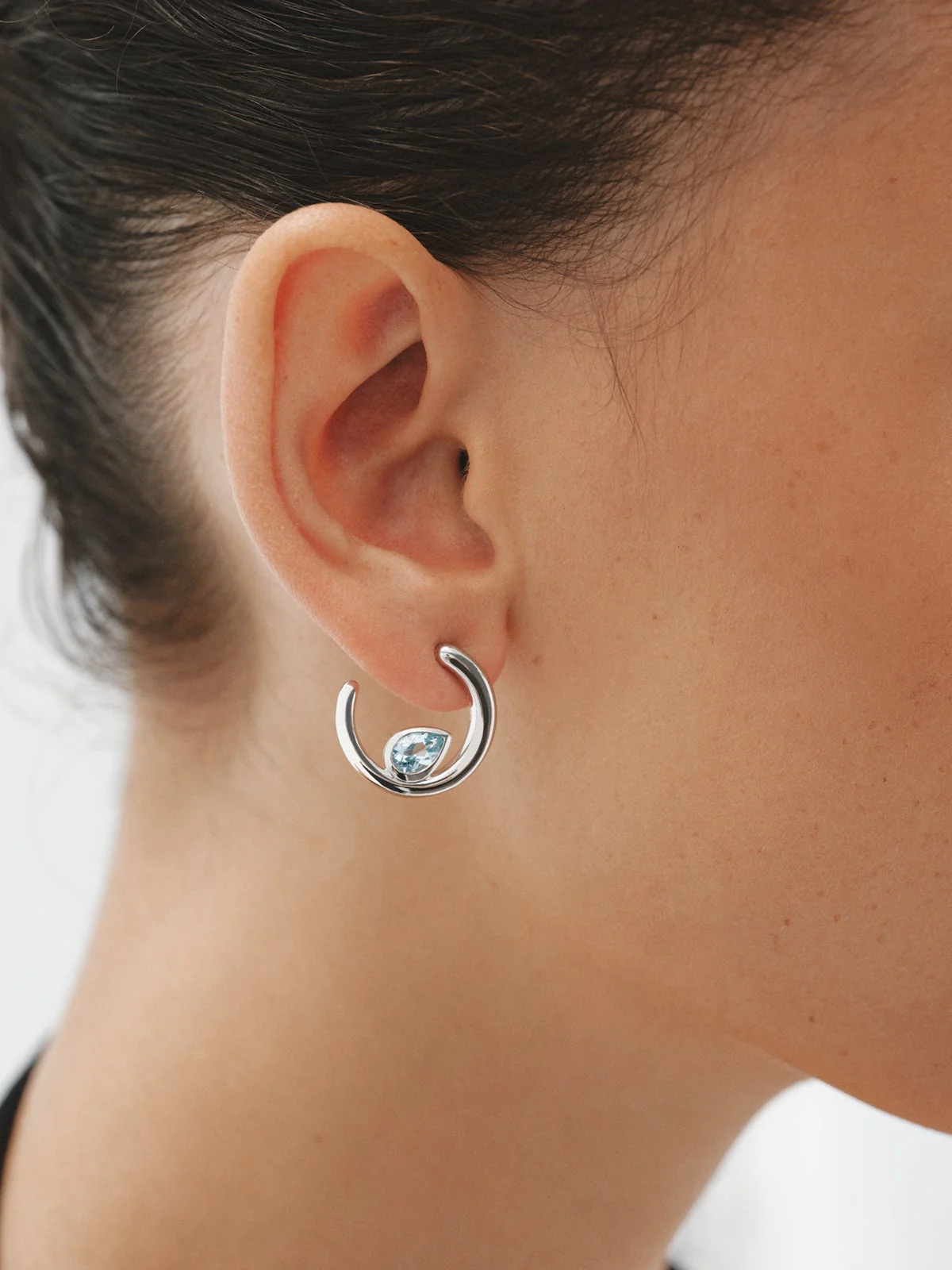 Pendientes de aro de plata 925 con 2 topacios azul sky - Image 2