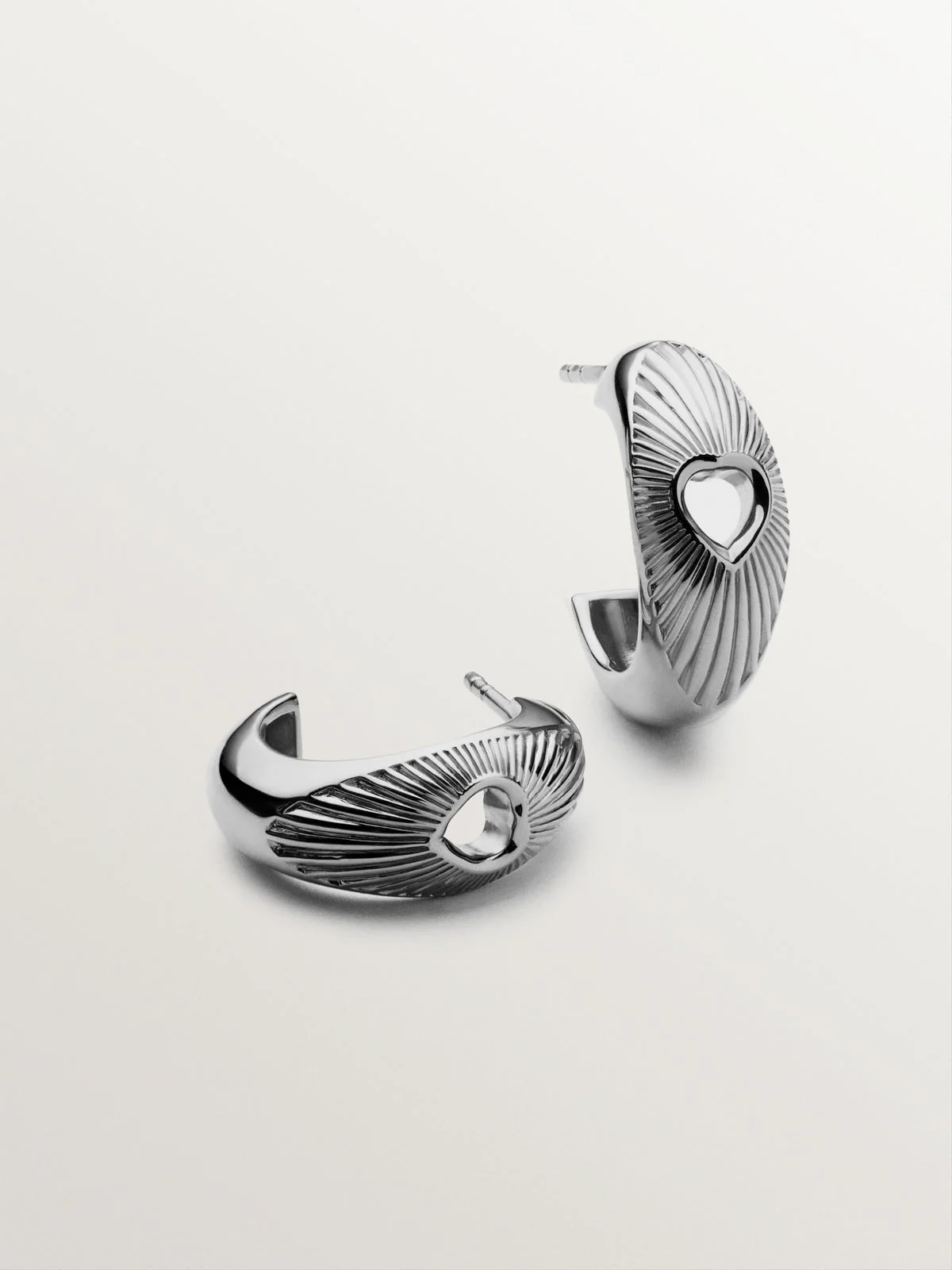 Pendientes de aro de plata 925 con corazón y textura guilloché - Image 3