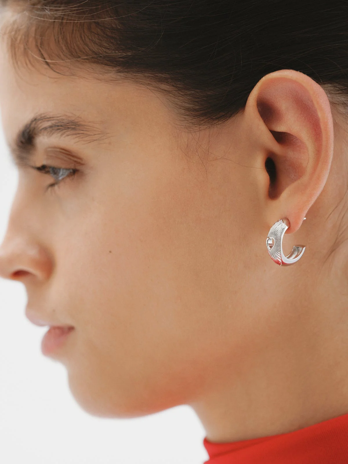 Pendientes de aro de plata 925 con corazón y textura guilloché - Image 4
