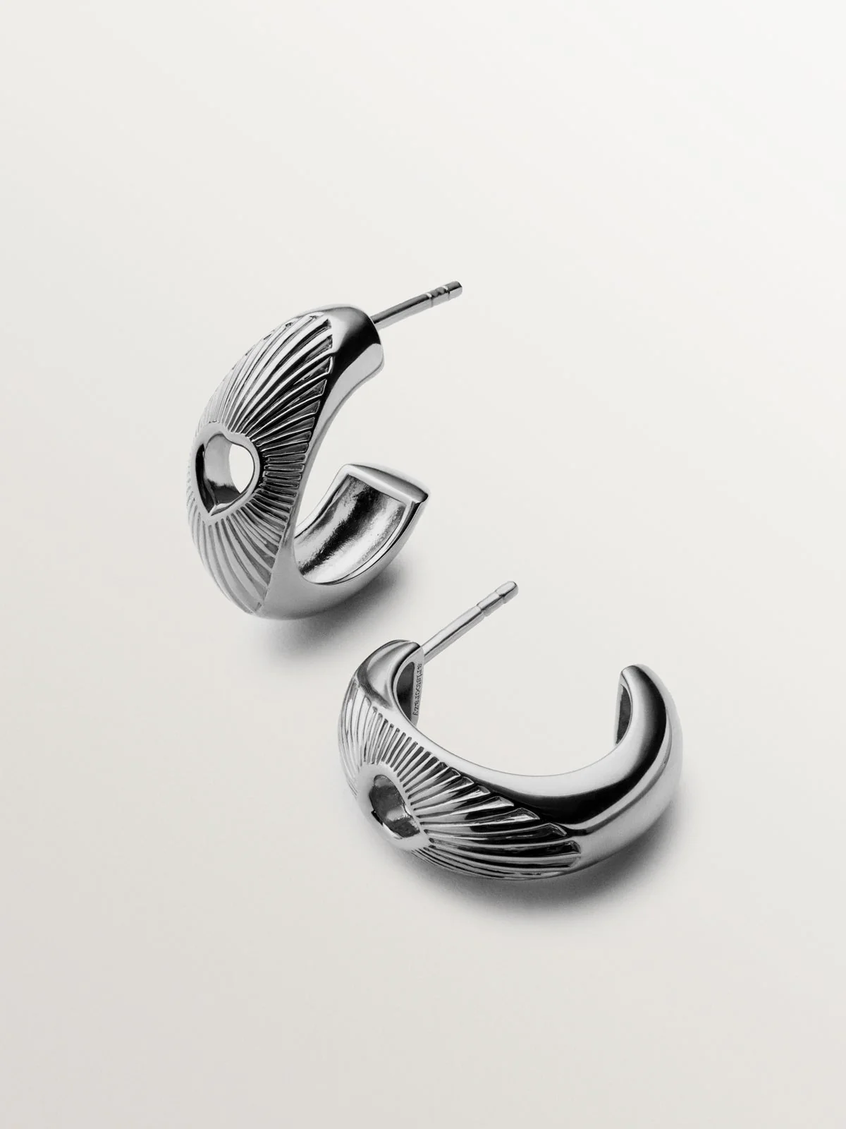 Pendientes de aro de plata 925 con corazón y textura guilloché - Image 5