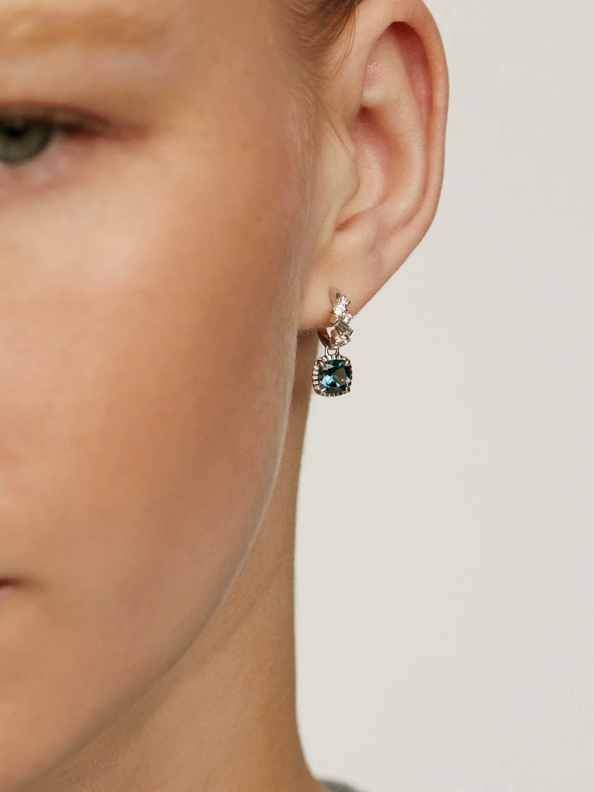 Pendientes de aro de plata 925 con topacios azul london y blancos - Image 2