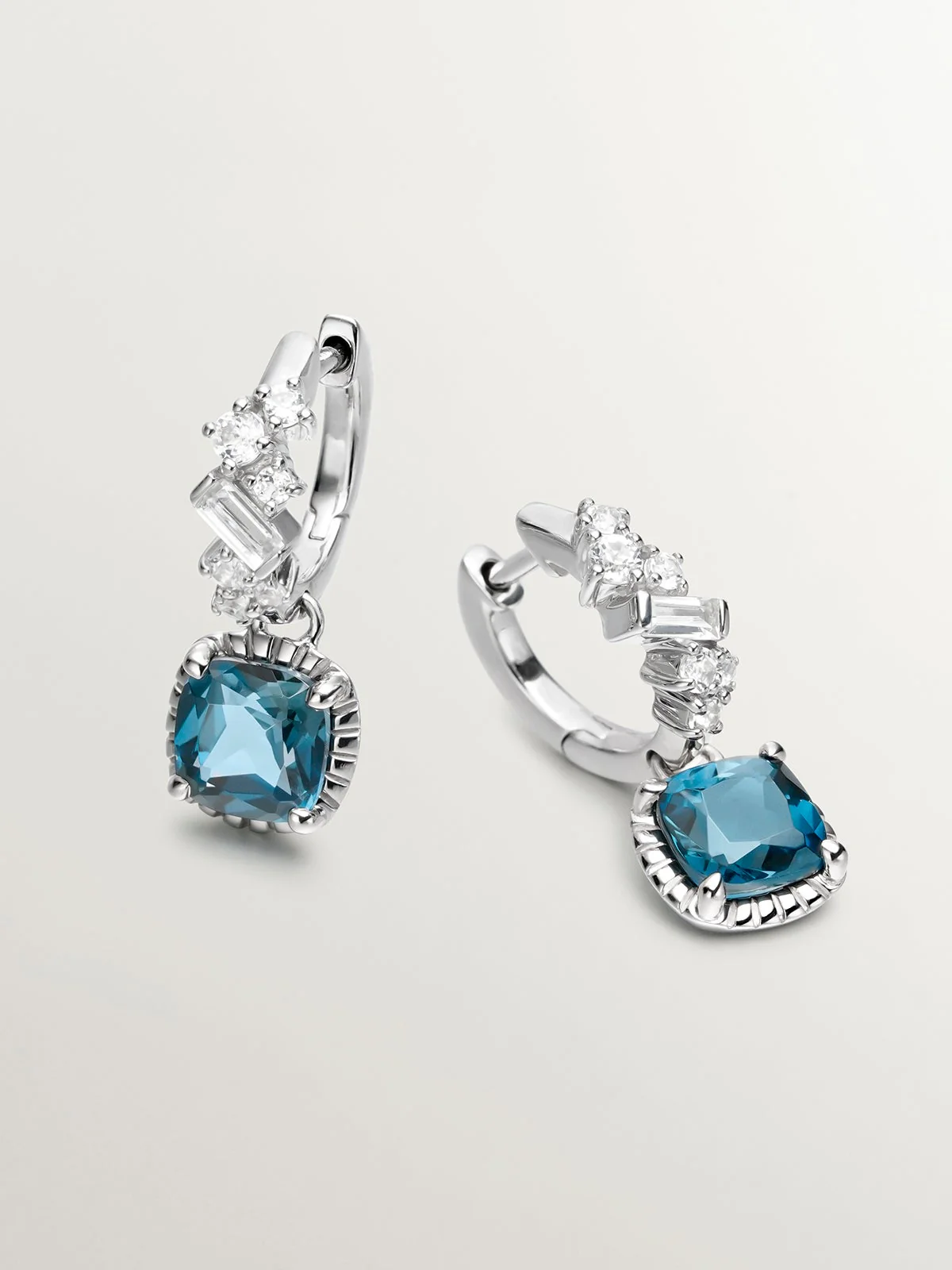 Pendientes de aro de plata 925 con topacios azul london y blancos - Image 3