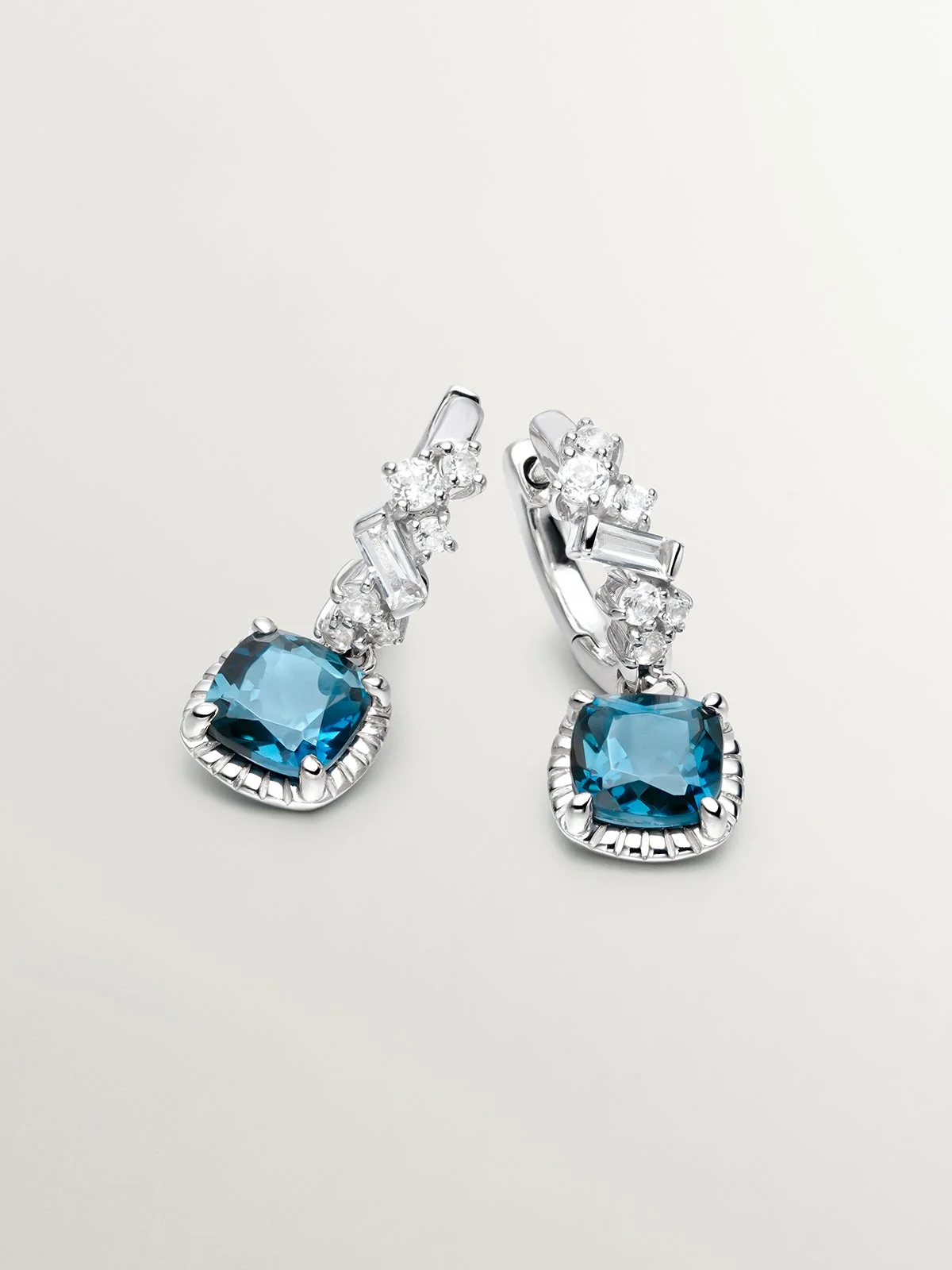 Pendientes de aro de plata 925 con topacios azul london y blancos - Image 5
