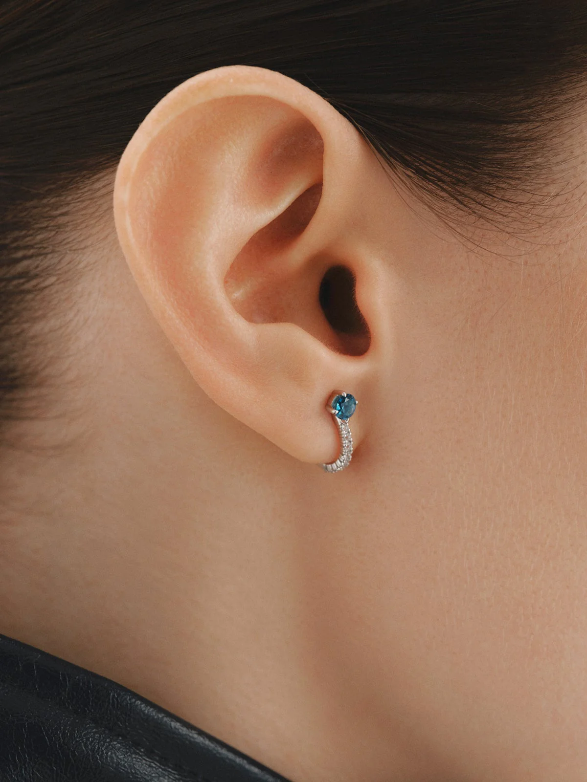 Pendientes de aro de plata 925 con topacios azul y blancos - Image 2
