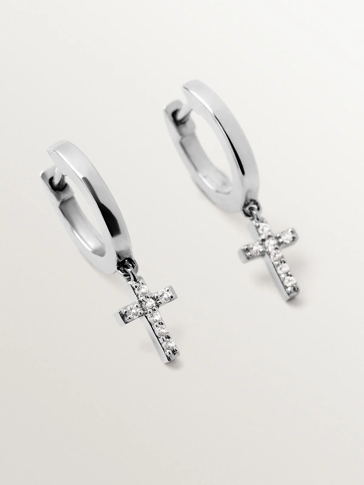 Pendientes de aro de plata 925 con topacios blancos y forma de cruz - Image 5