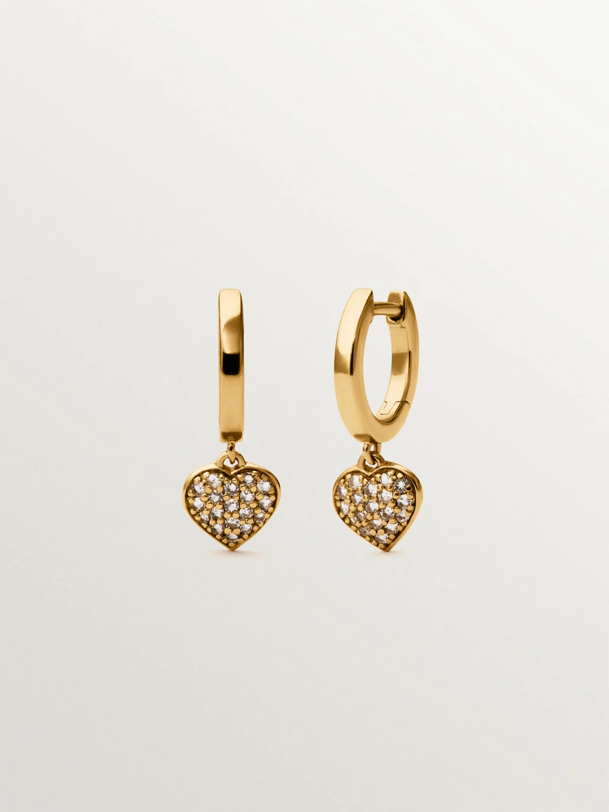 Pendientes de aro de plata bañada en oro amarillo de 18K, topacios blancos y forma de corazón - Image 4
