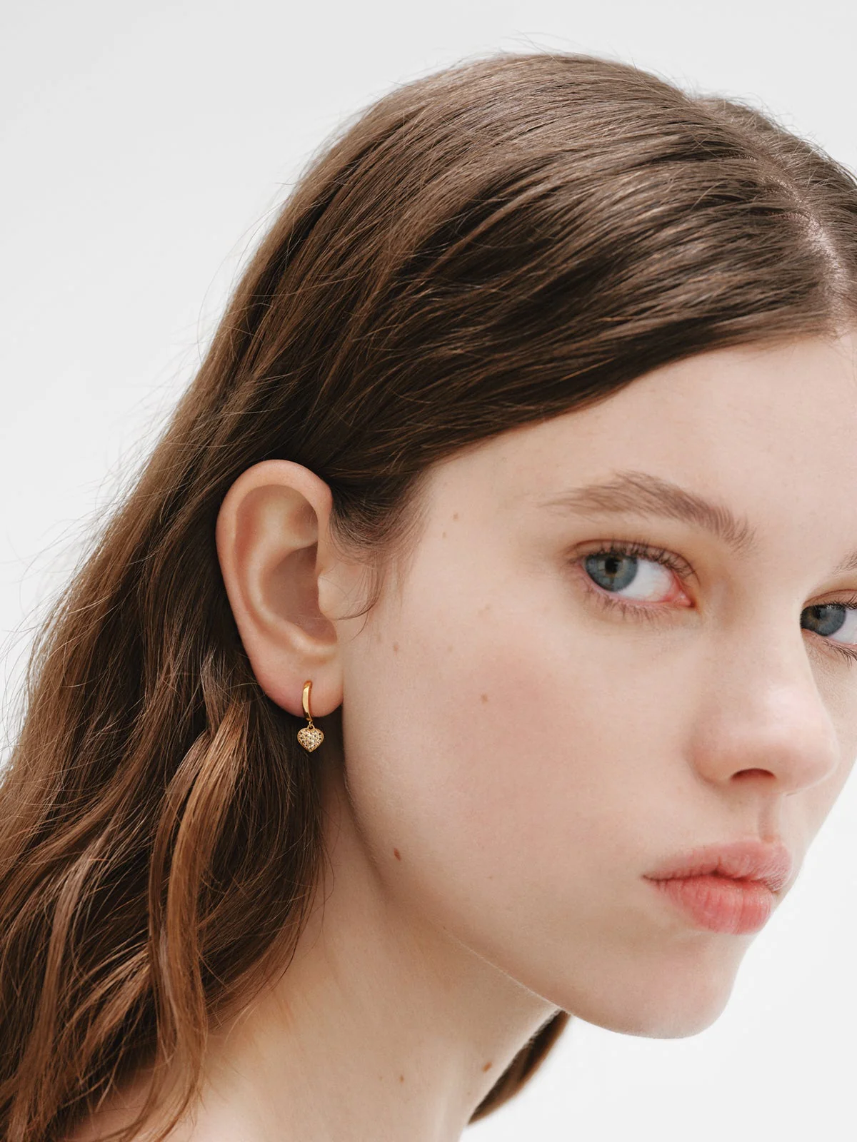 Pendientes de aro de plata bañada en oro amarillo de 18K, topacios blancos y forma de corazón - Image 5