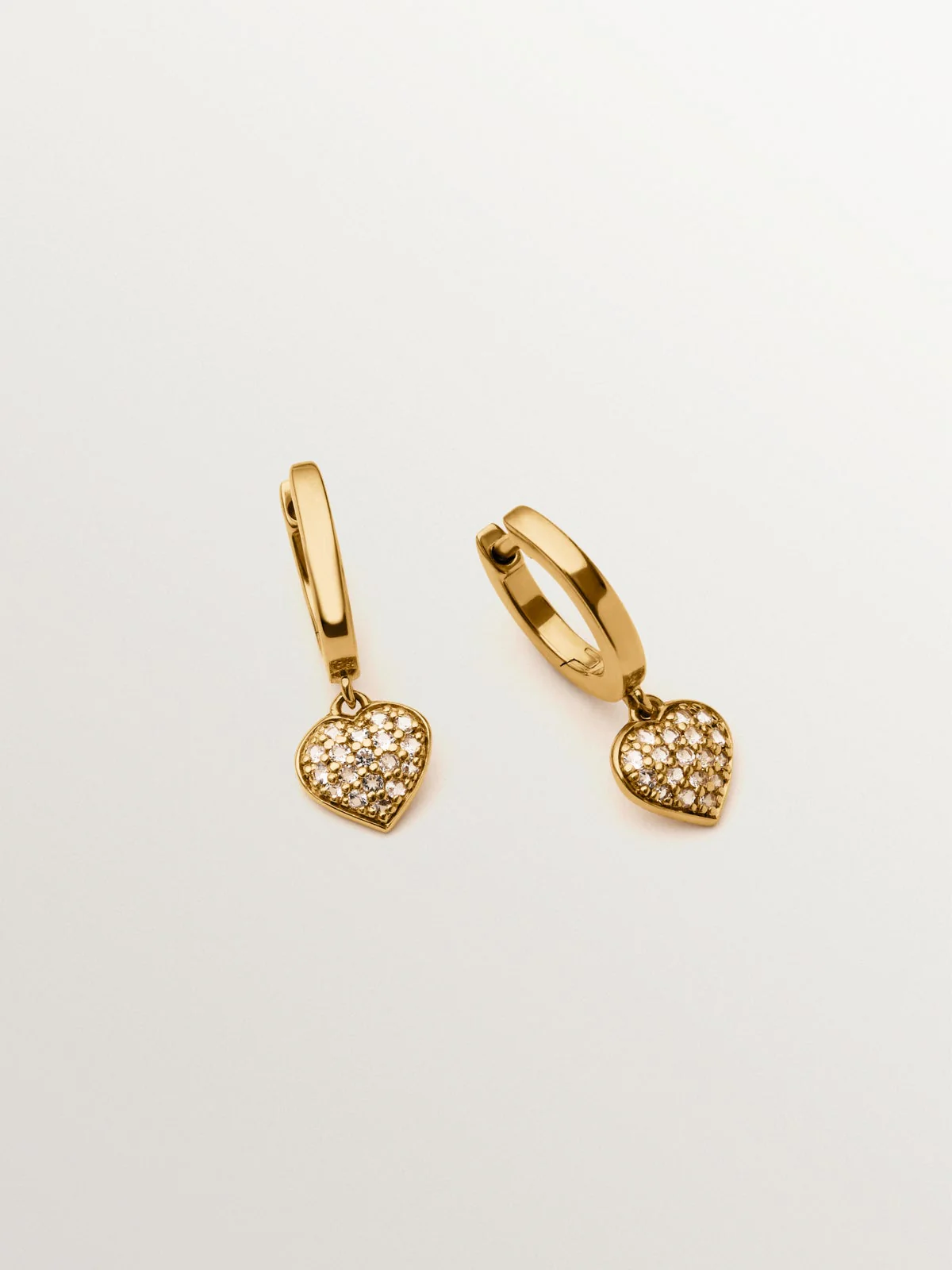 Pendientes de aro de plata bañada en oro amarillo de 18K, topacios blancos y forma de corazón - Image 6
