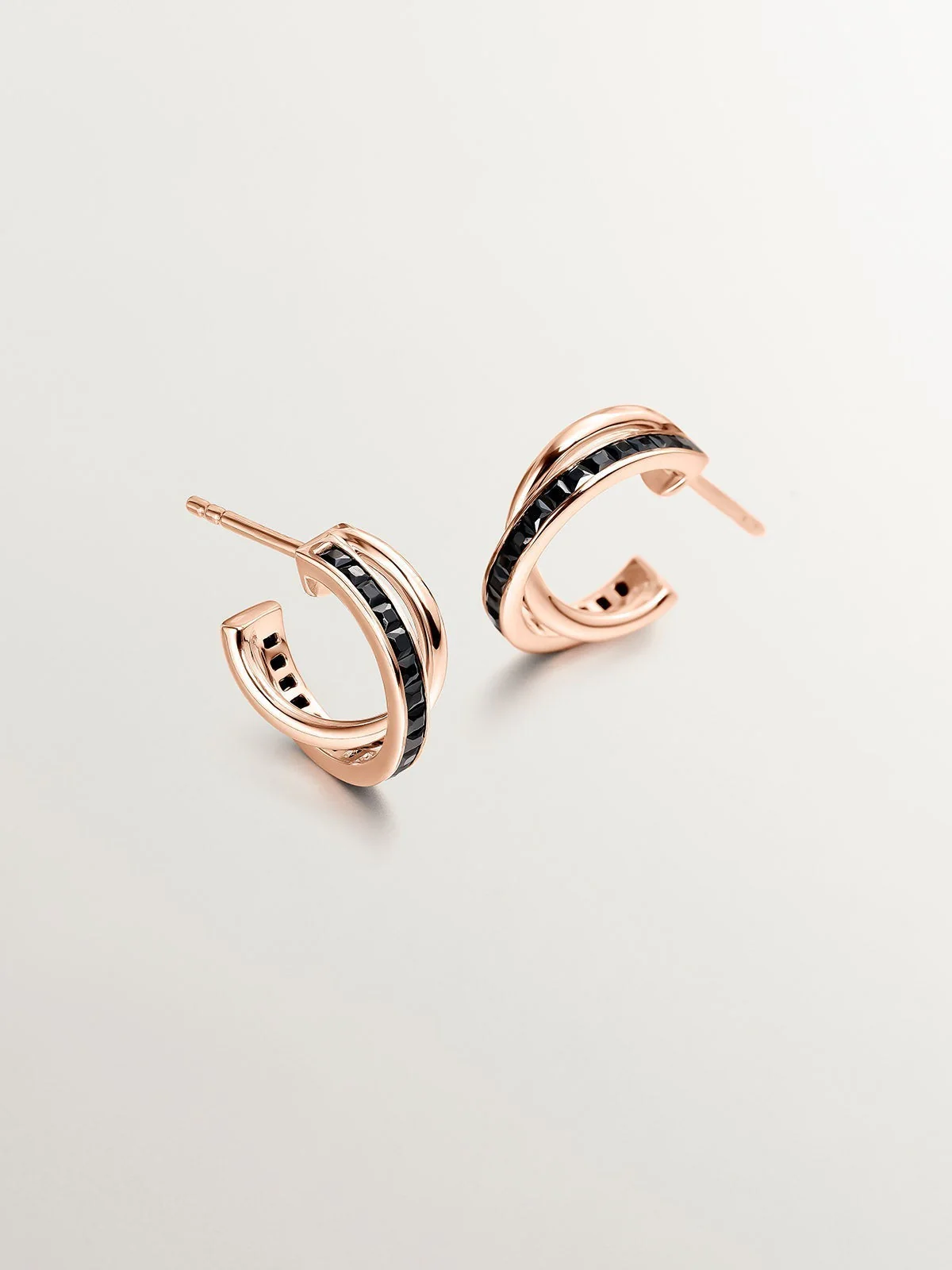 Pendientes de aro doble de plata 925 bañada en oro rosa de 18K con espinelas negras